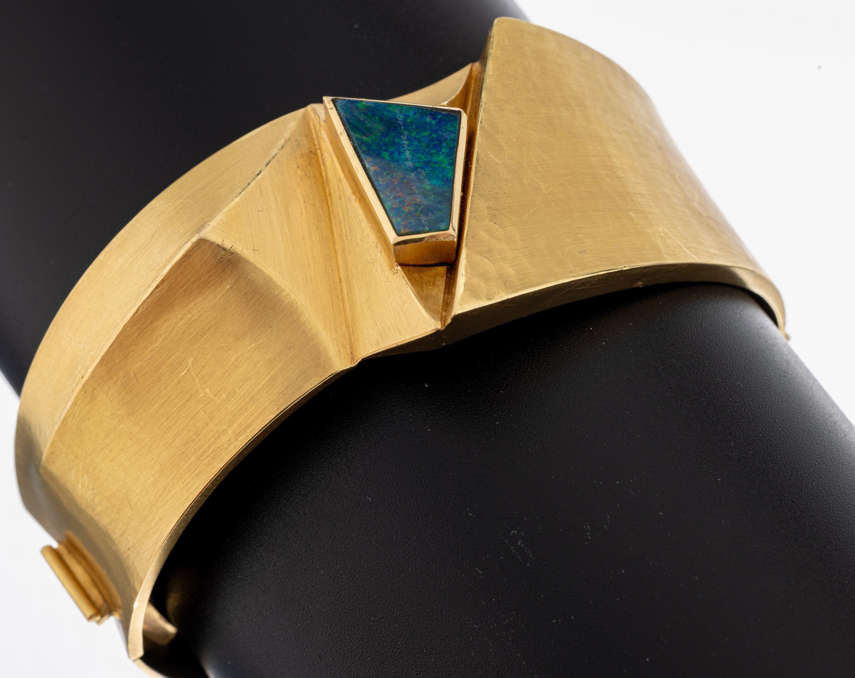 Image 27061411 - 18 kt Gold Opal-Armreif, GG 750/000, abstraktes Design, Hammerschlag, Opaldoublette, ...