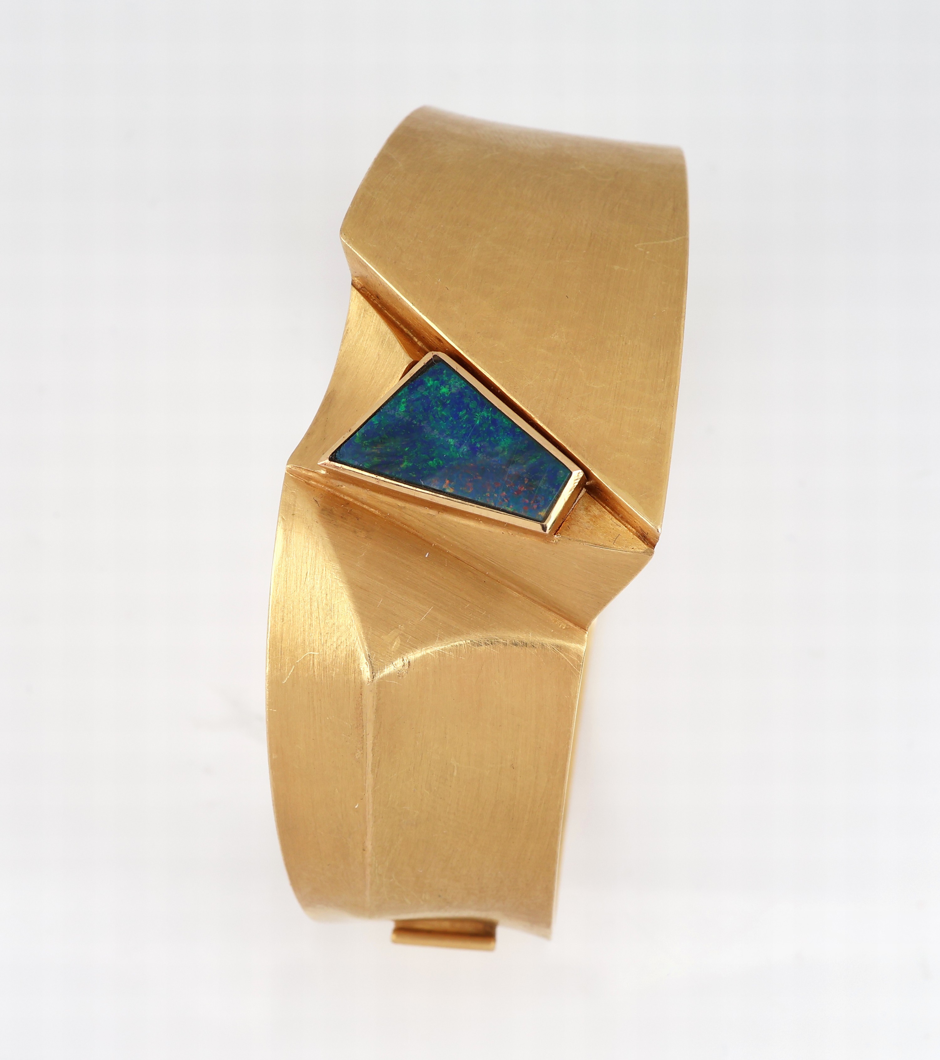 Detail a: 18 kt Gold Opal-Armreif, GG 750/000, abstraktes Design, Hammerschlag, Opaldoublette, intensives Farbspiel in Blau und Grün, D. ca. 6 x 5.2 cm, ...