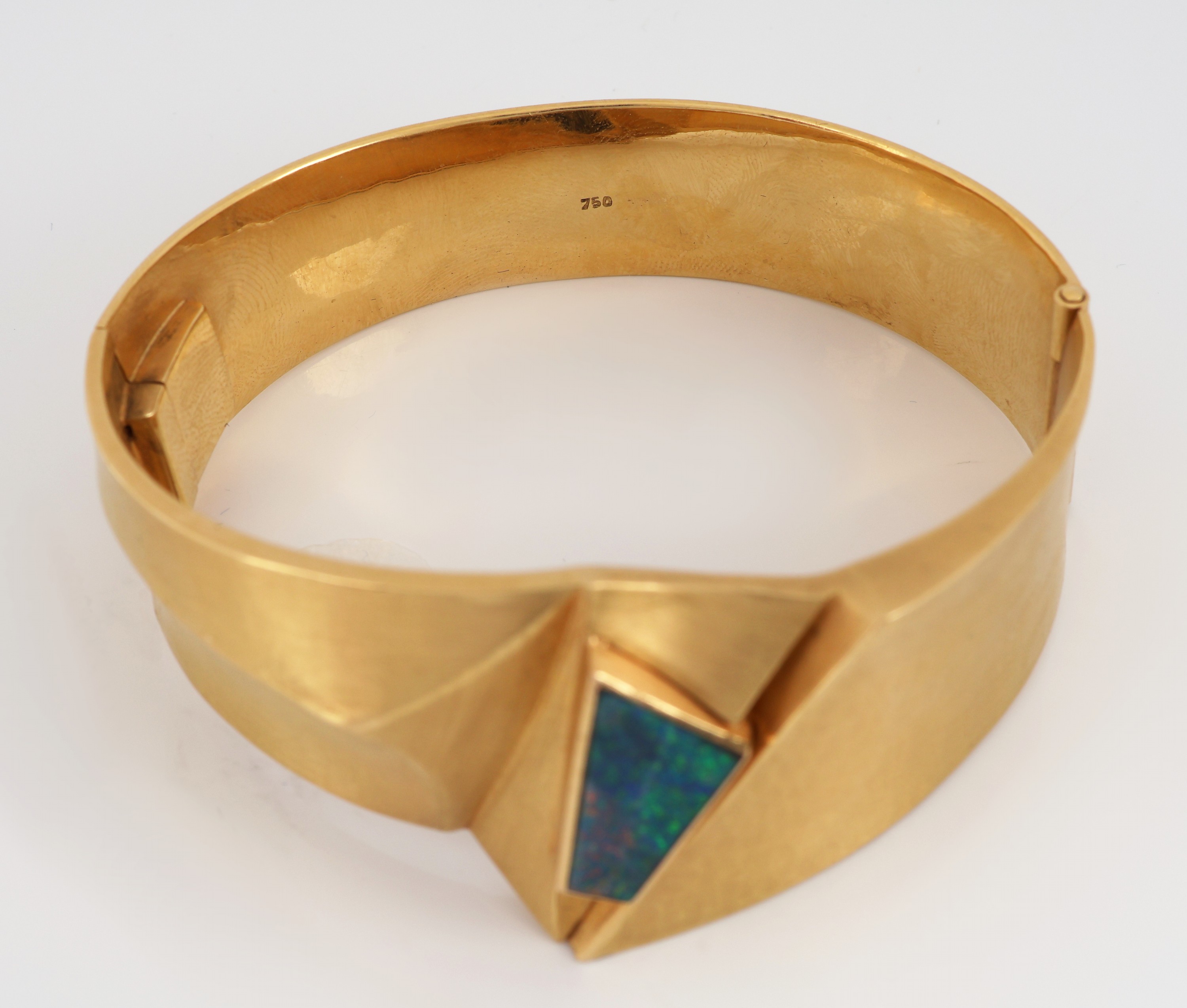 Detail c: 18 kt Gold Opal-Armreif, GG 750/000, abstraktes Design, Hammerschlag, Opaldoublette, intensives Farbspiel in Blau und Grün, D. ca. 6 x 5.2 cm, ...