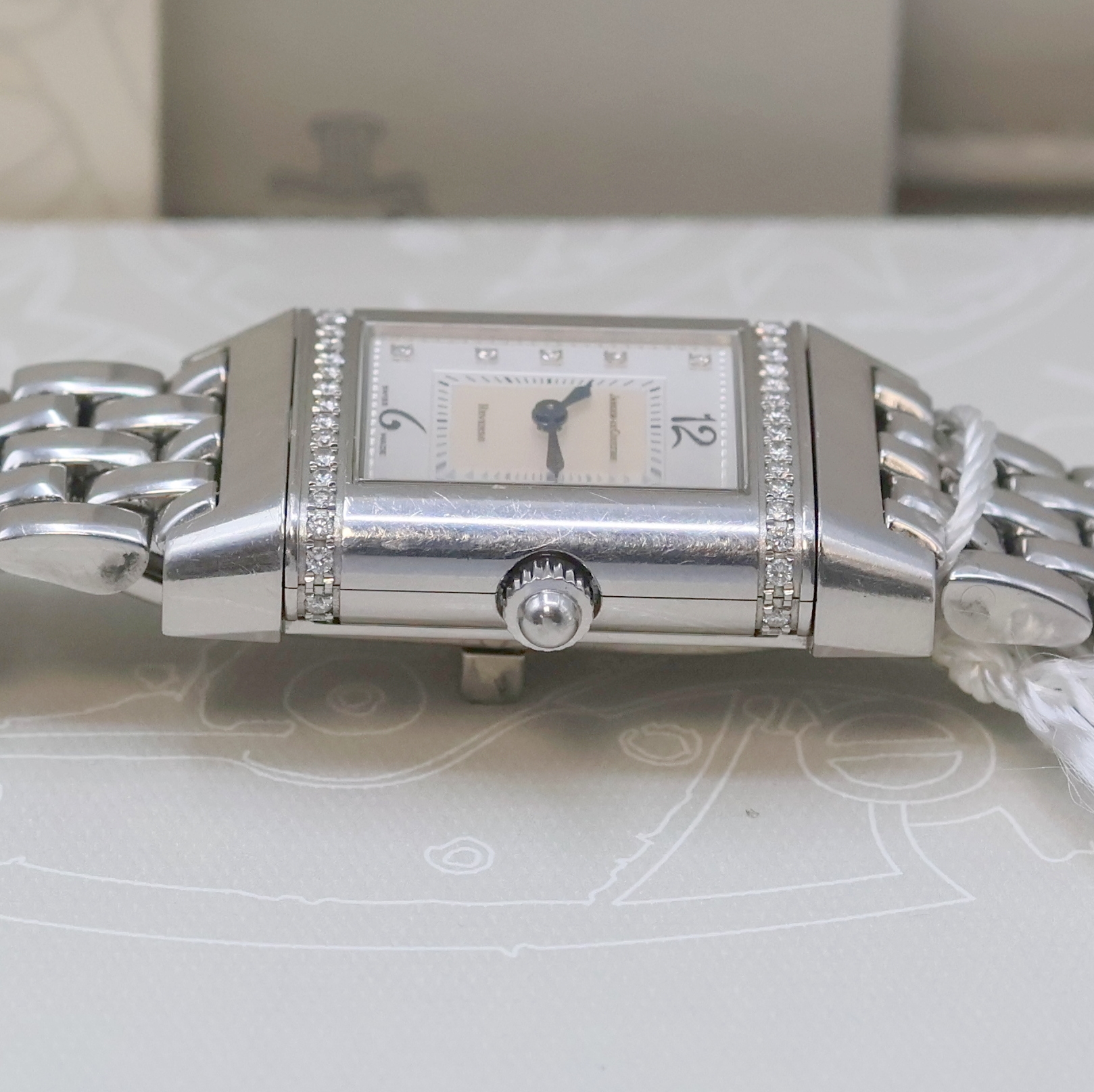 Detail d: Jaeger-LeCoultre Reverso Damenarmbanduhr in Stahl mit Brillanten Referenz 265.882.006, quarz, um 180 Grad drehbares Wendegehäuse inkl. orig. ...