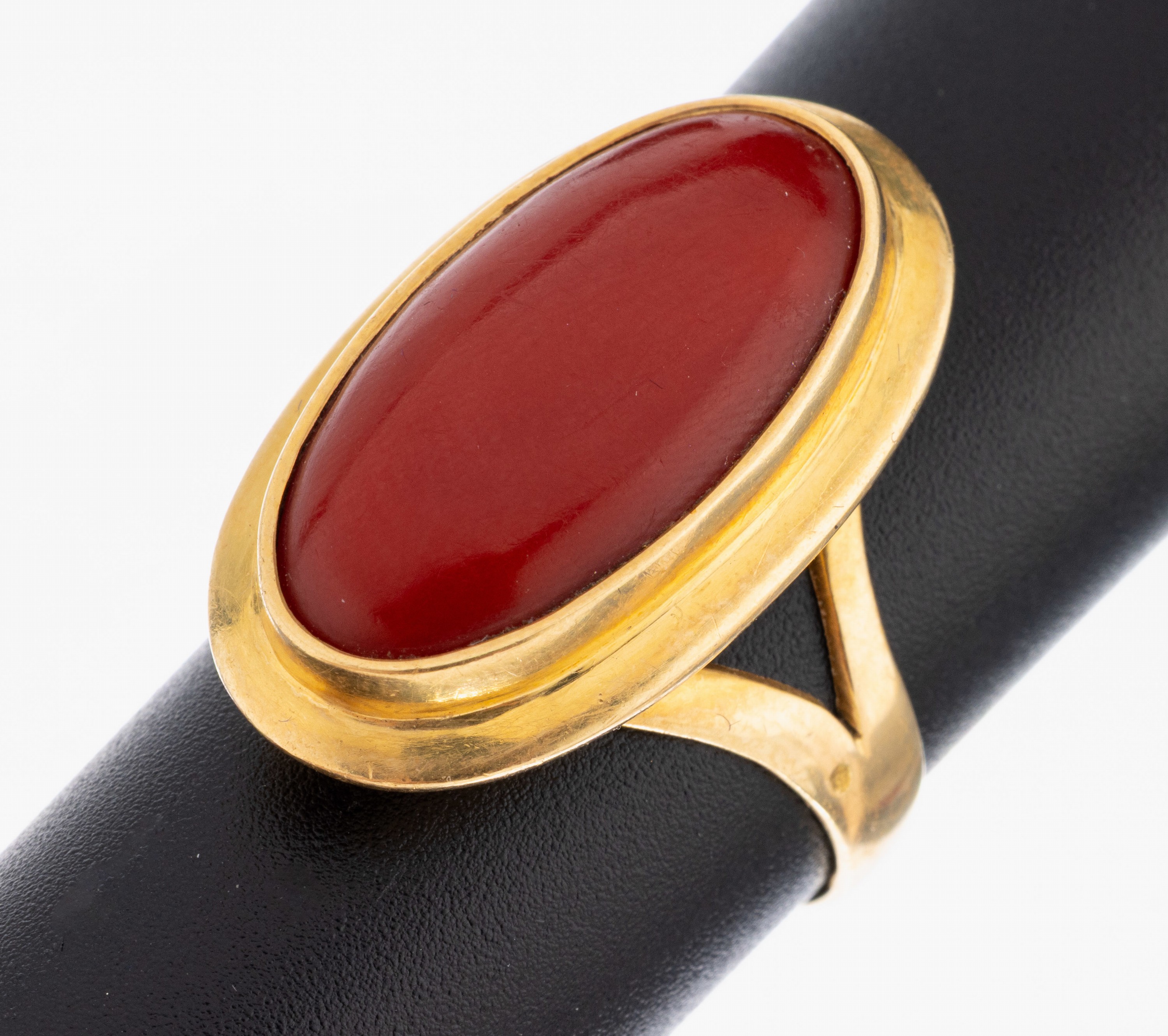 Image 27061432 - 18 kt Gold Korallen-Ring, 1960er Jahre, GG 750/000, schlicht, ovaler Korallen-Cabochon, ...