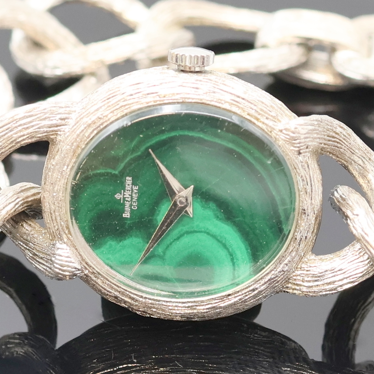 Detail a: BAUME & MERCIER ausgefallene Damenarmbanduhr in 925er Silber, Schweiz um 1965, Handaufzug, Stahlboden aufgedr., integr. Silberband, ...