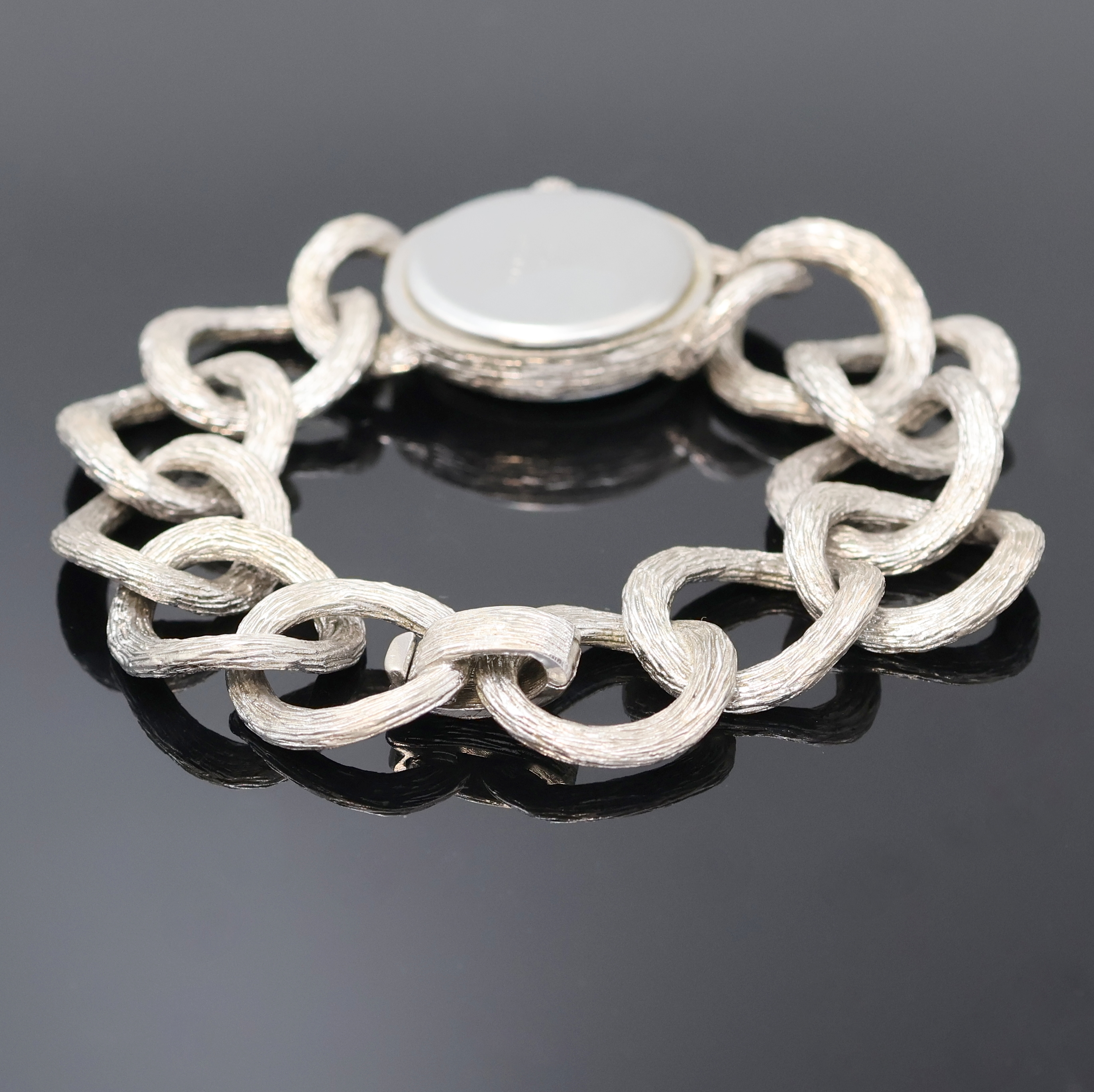 Detail b: BAUME & MERCIER ausgefallene Damenarmbanduhr in 925er Silber, Schweiz um 1965, Handaufzug, Stahlboden aufgedr., integr. Silberband, ...