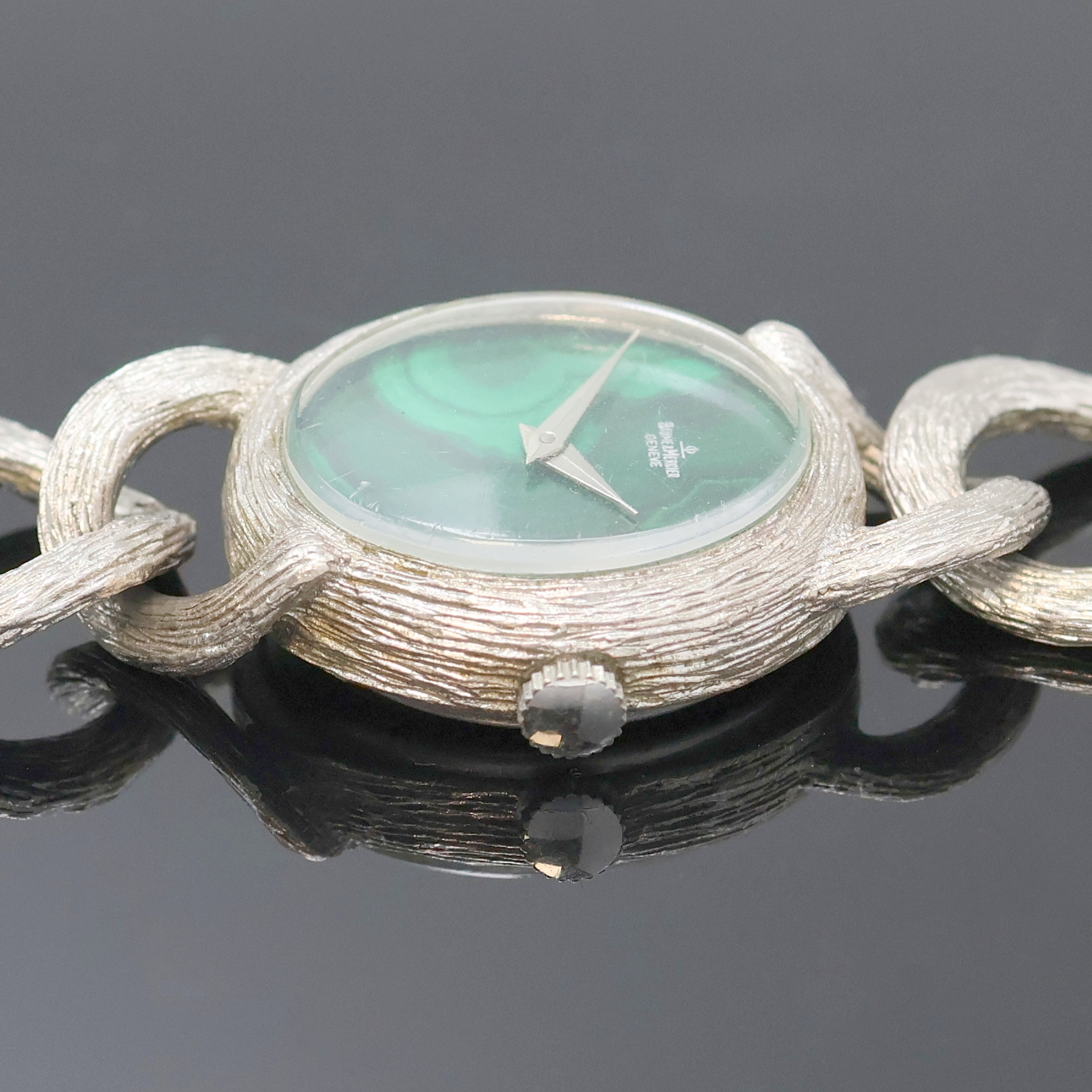 Detail c: BAUME & MERCIER ausgefallene Damenarmbanduhr in 925er Silber, Schweiz um 1965, Handaufzug, Stahlboden aufgedr., integr. Silberband, ...
