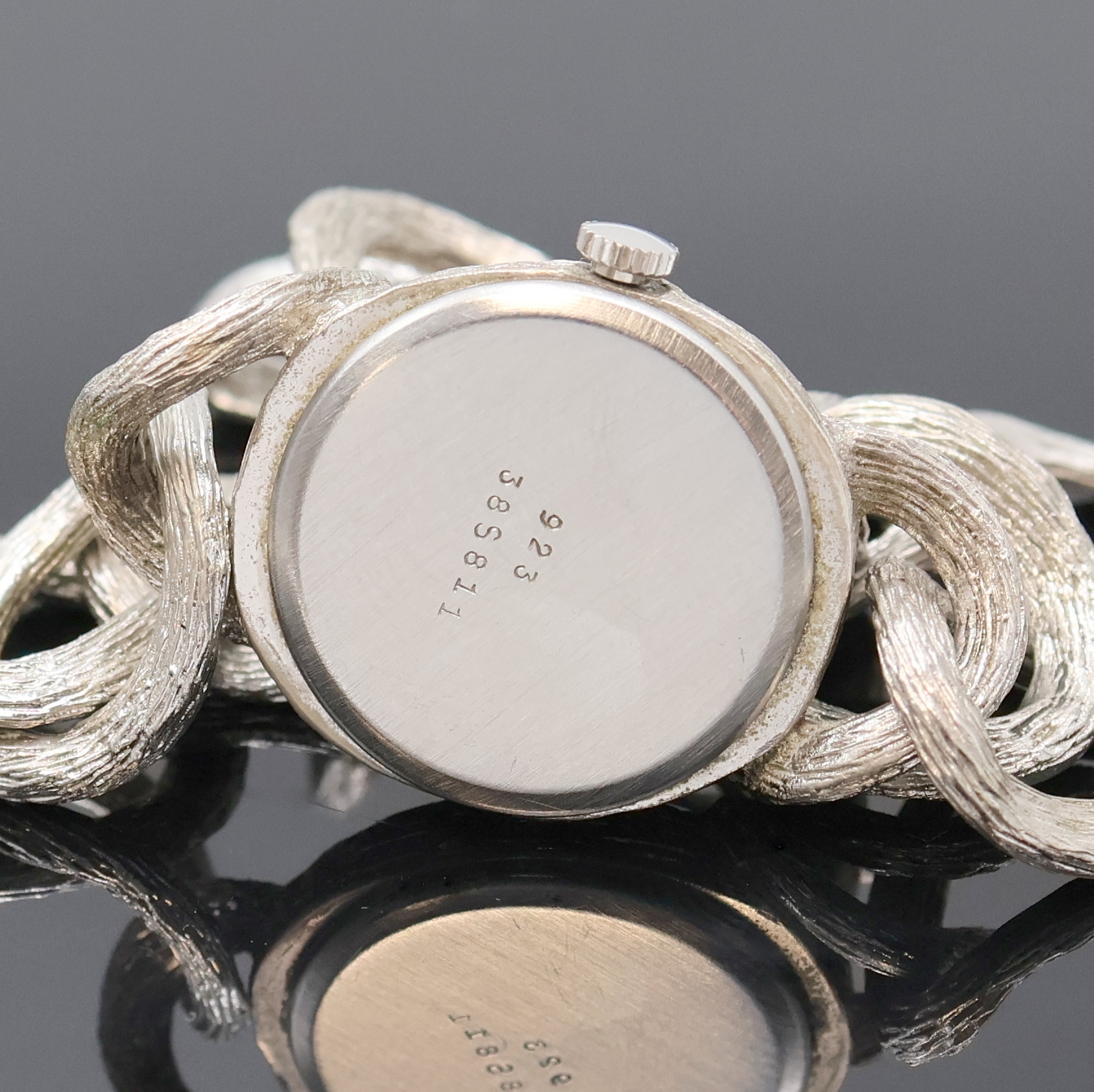 Detail d: BAUME & MERCIER ausgefallene Damenarmbanduhr in 925er Silber, Schweiz um 1965, Handaufzug, Stahlboden aufgedr., integr. Silberband, ...