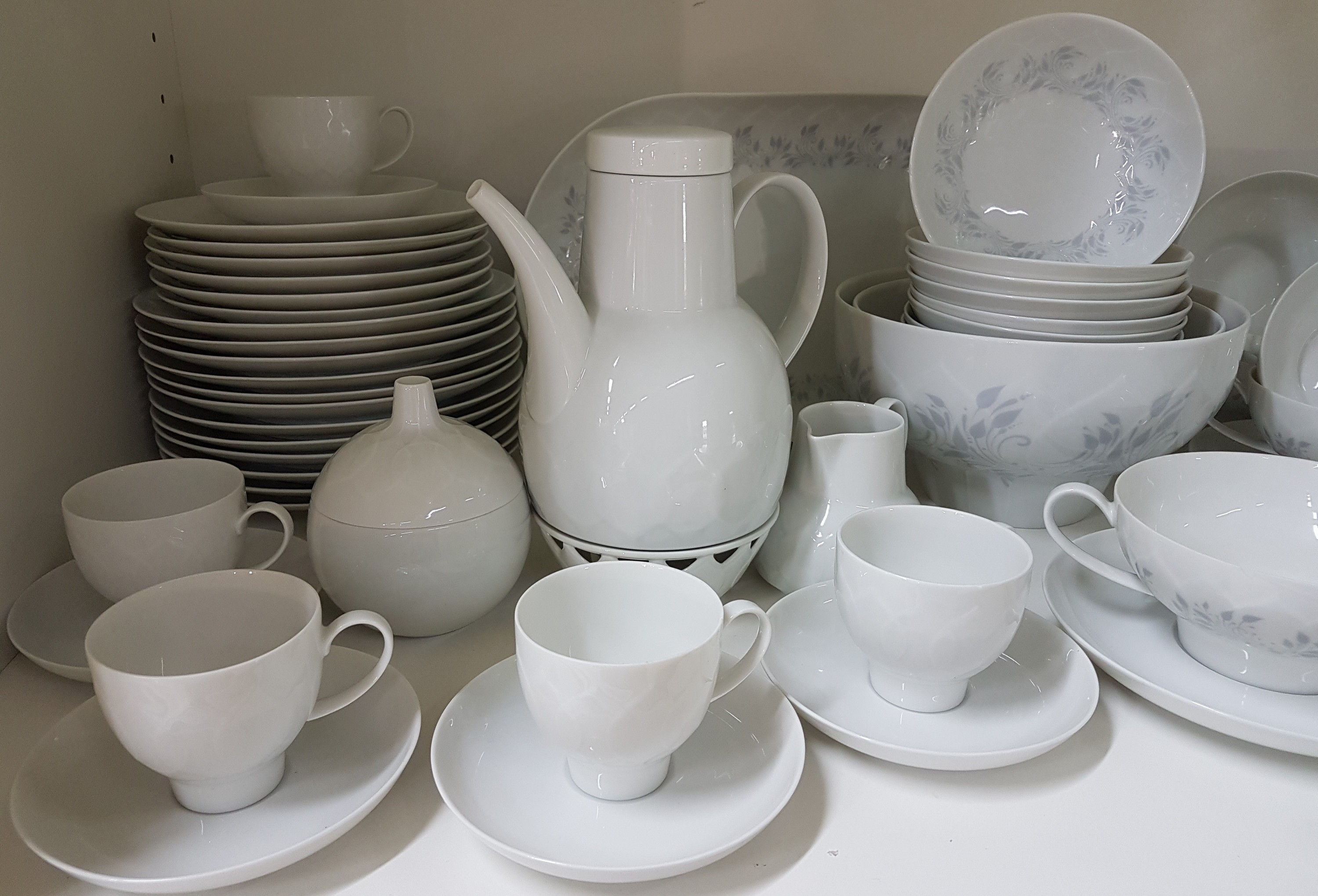 Detail a: Speiseservice, Rosenthal, Modell Lotus mit grauem floralen Dekor, Entwurf Björn Wiinblad, 12 flache Teller, 9 Suppentassen mit 8 Untertassen, 12 ...