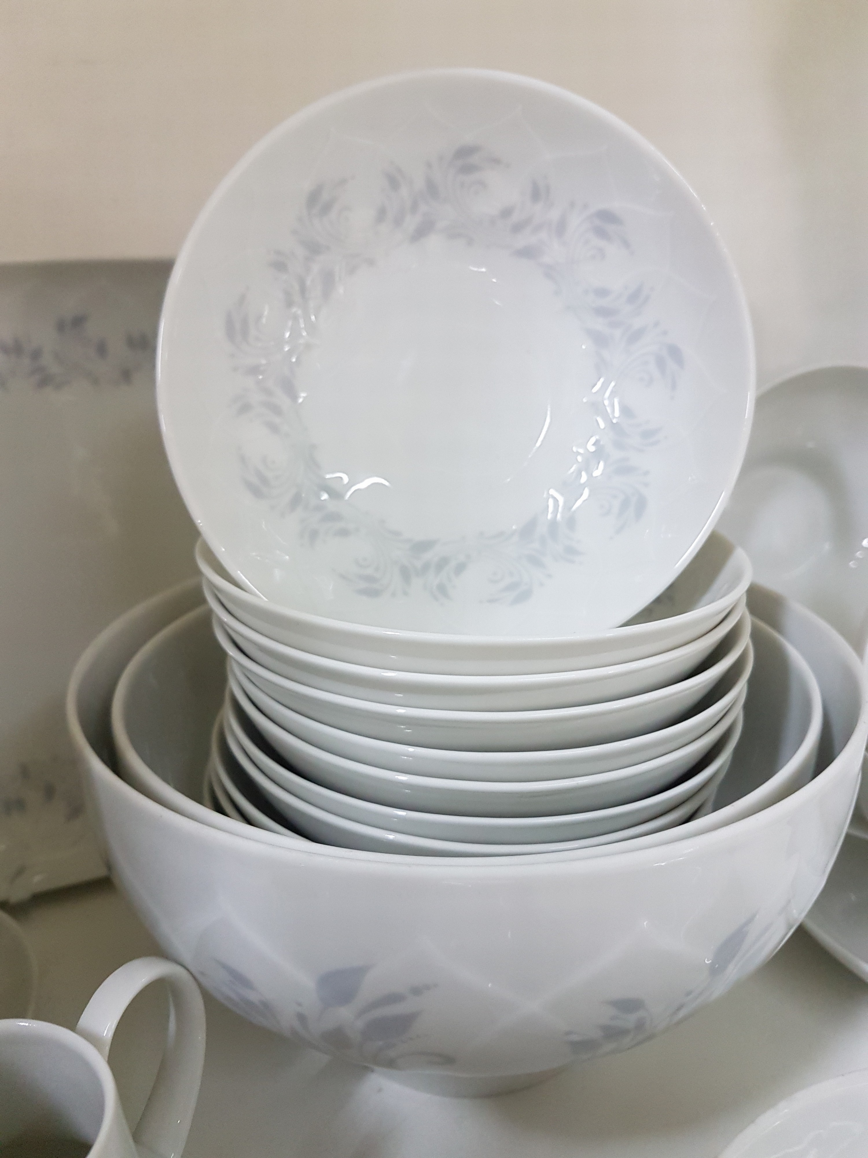 Detail b: Speiseservice, Rosenthal, Modell Lotus mit grauem floralen Dekor, Entwurf Björn Wiinblad, 12 flache Teller, 9 Suppentassen mit 8 Untertassen, 12 ...