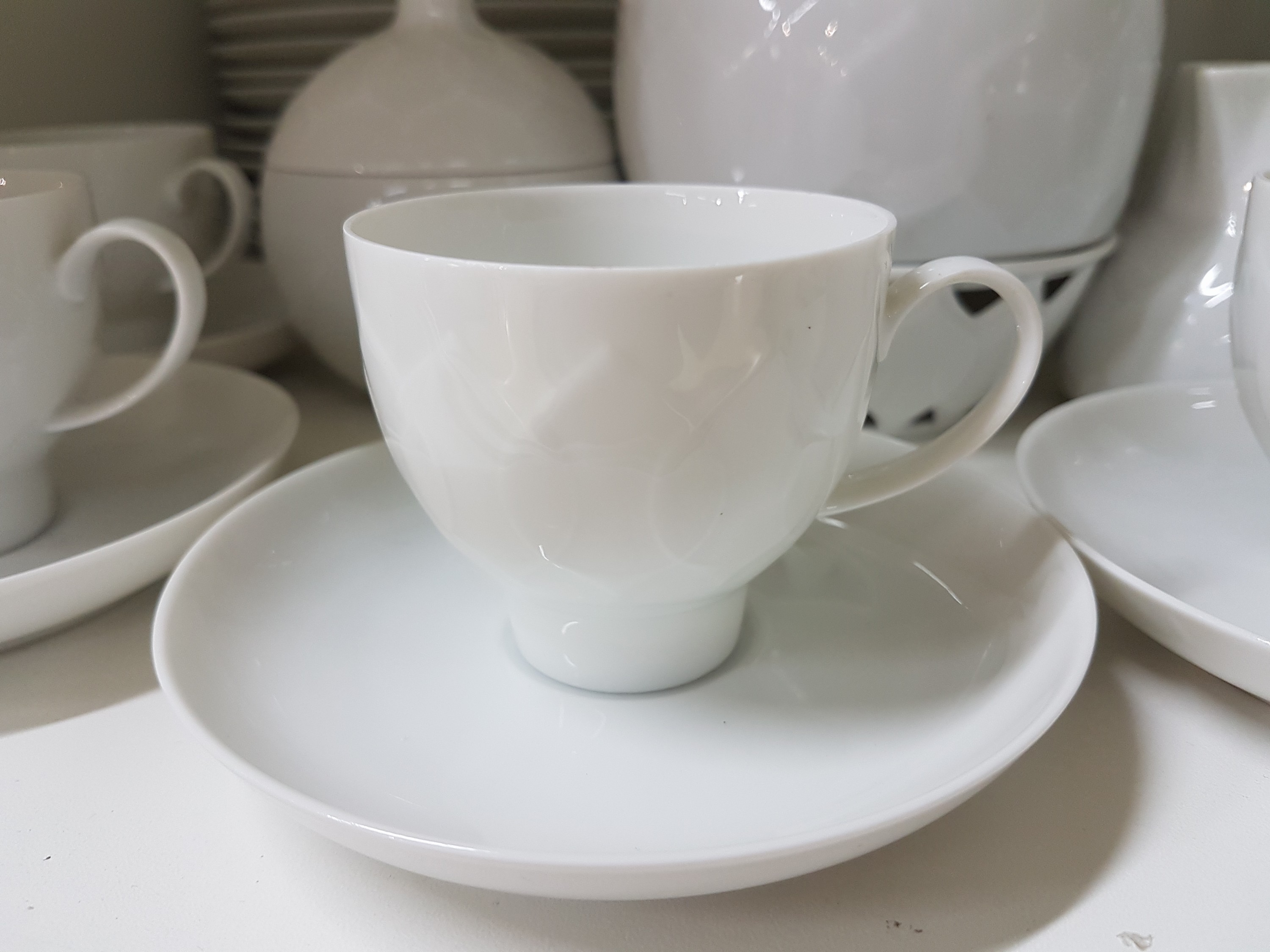 Detail c: Speiseservice, Rosenthal, Modell Lotus mit grauem floralen Dekor, Entwurf Björn Wiinblad, 12 flache Teller, 9 Suppentassen mit 8 Untertassen, 12 ...