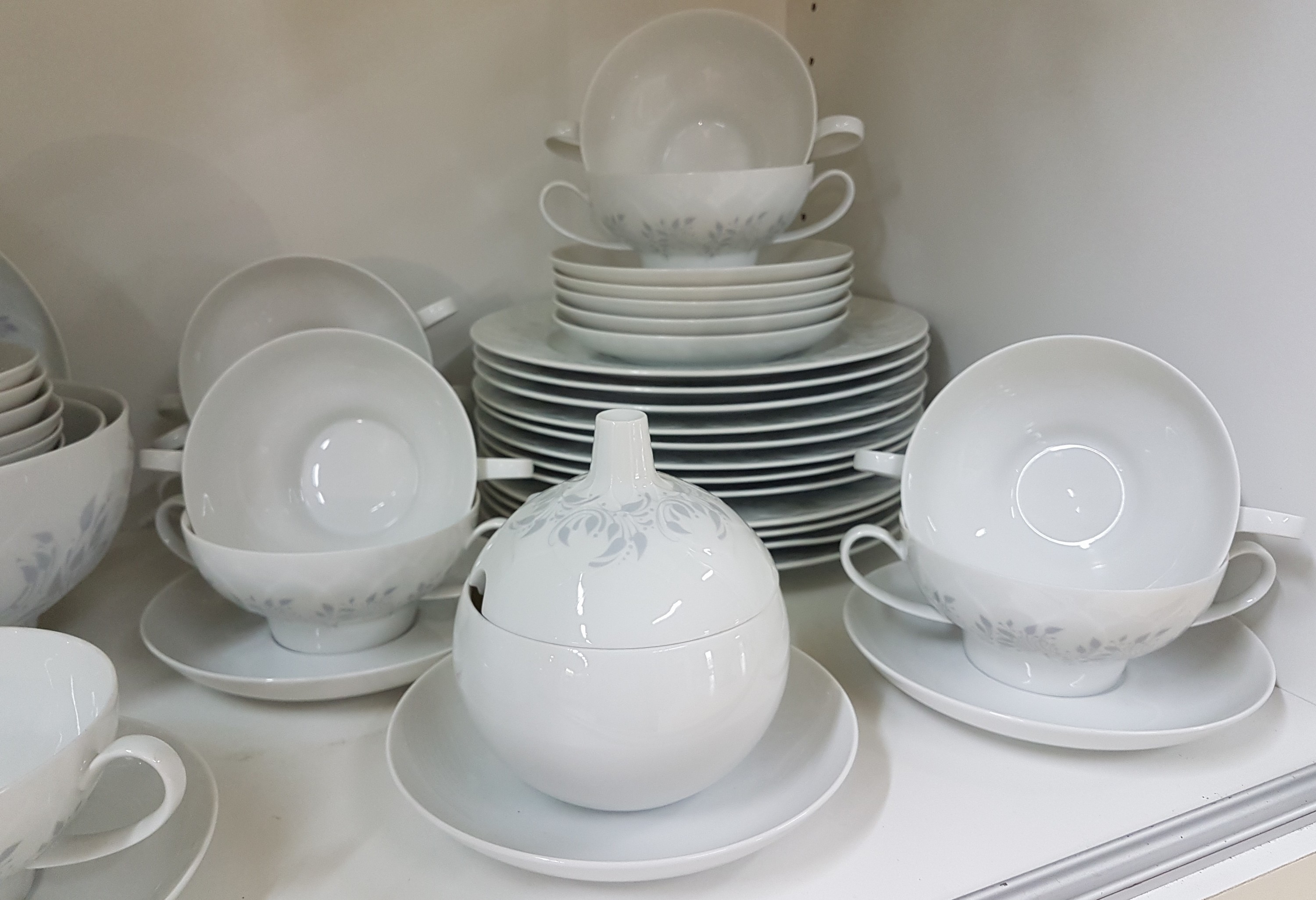 Detail d: Speiseservice, Rosenthal, Modell Lotus mit grauem floralen Dekor, Entwurf Björn Wiinblad, 12 flache Teller, 9 Suppentassen mit 8 Untertassen, 12 ...