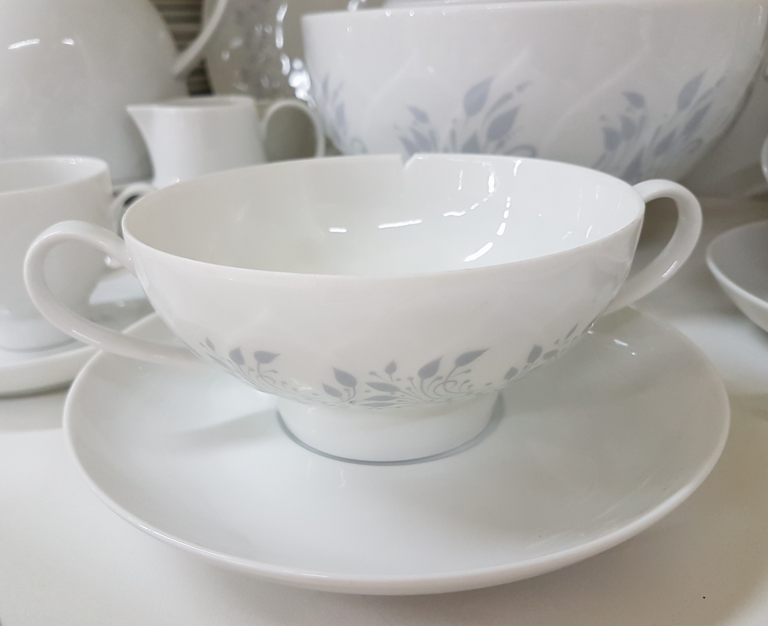 Detail e: Speiseservice, Rosenthal, Modell Lotus mit grauem floralen Dekor, Entwurf Björn Wiinblad, 12 flache Teller, 9 Suppentassen mit 8 Untertassen, 12 ...
