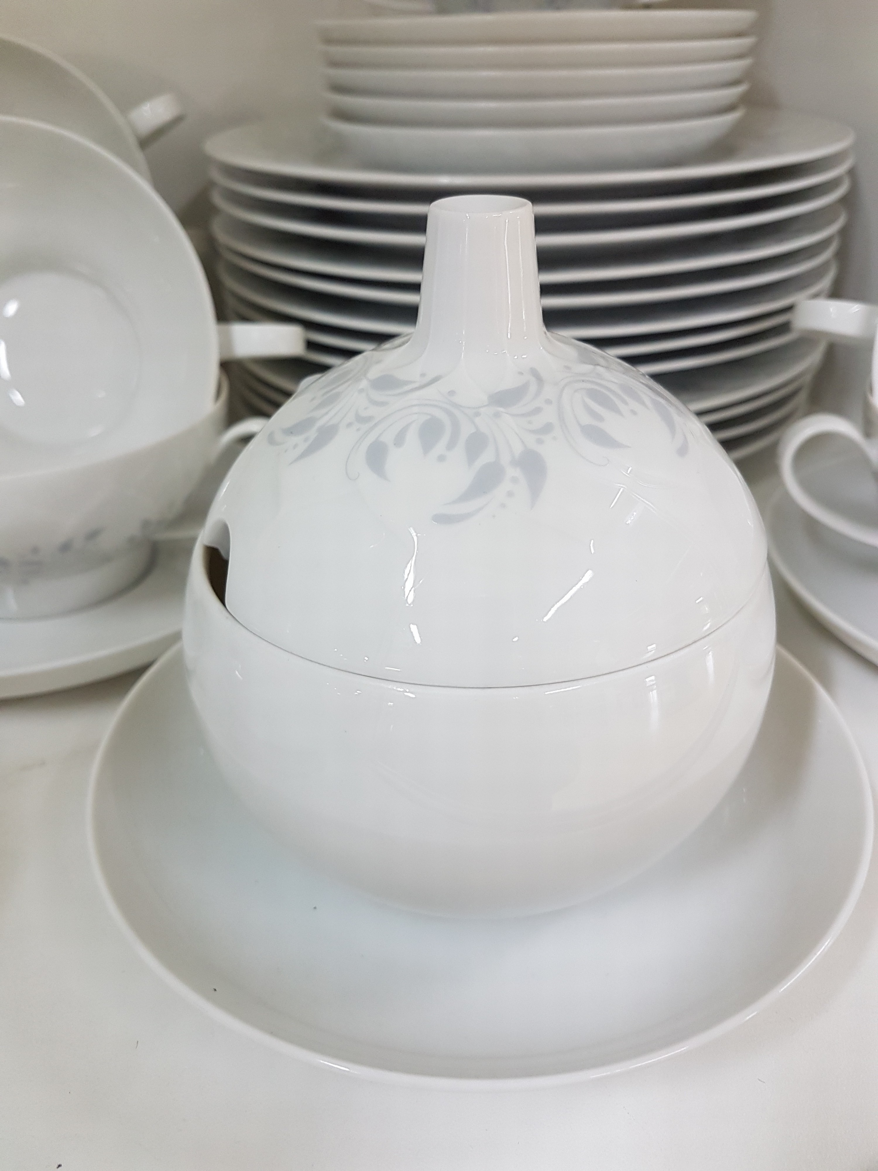 Detail f: Speiseservice, Rosenthal, Modell Lotus mit grauem floralen Dekor, Entwurf Björn Wiinblad, 12 flache Teller, 9 Suppentassen mit 8 Untertassen, 12 ...
