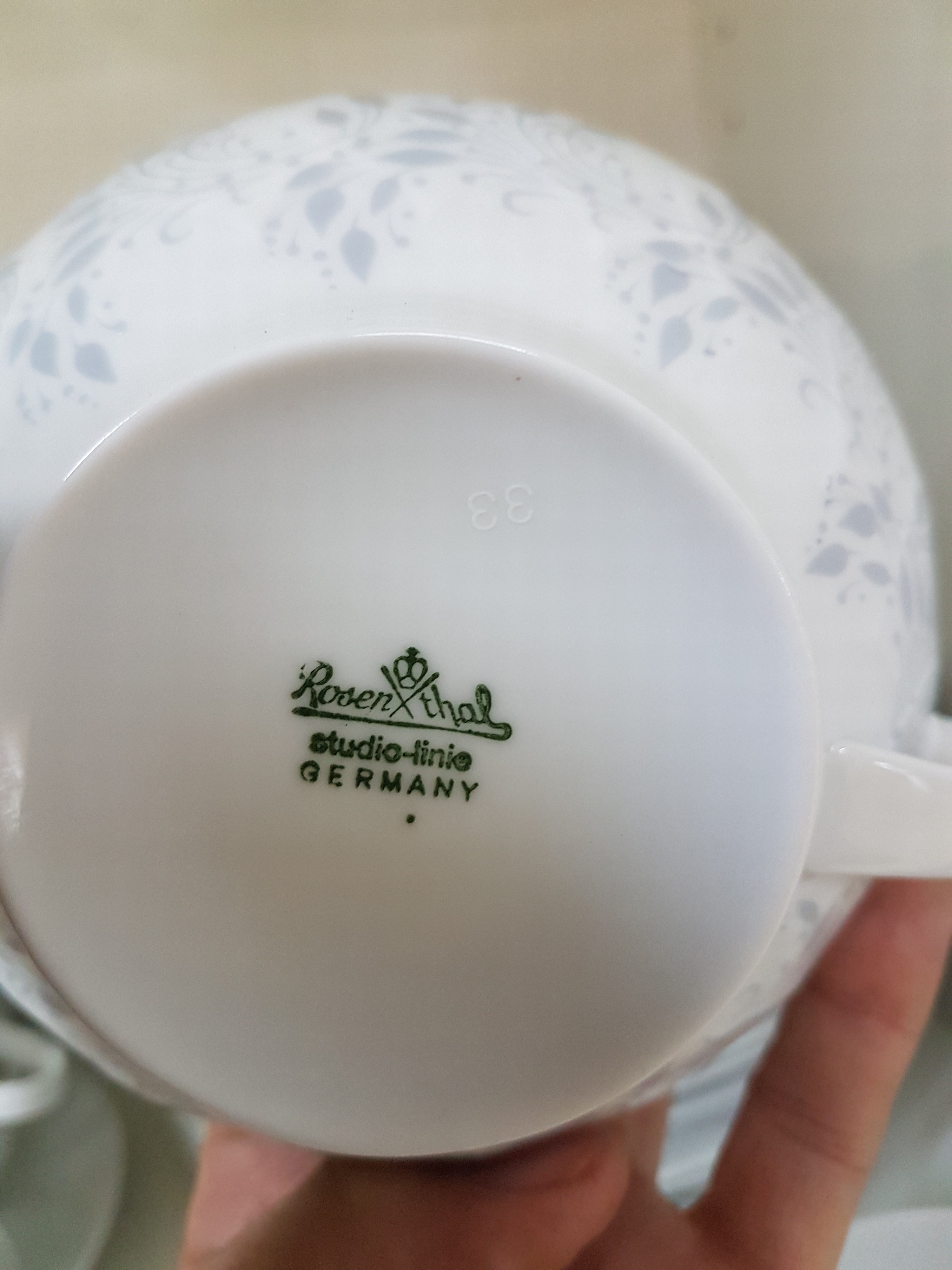 Detail g: Speiseservice, Rosenthal, Modell Lotus mit grauem floralen Dekor, Entwurf Björn Wiinblad, 12 flache Teller, 9 Suppentassen mit 8 Untertassen, 12 ...