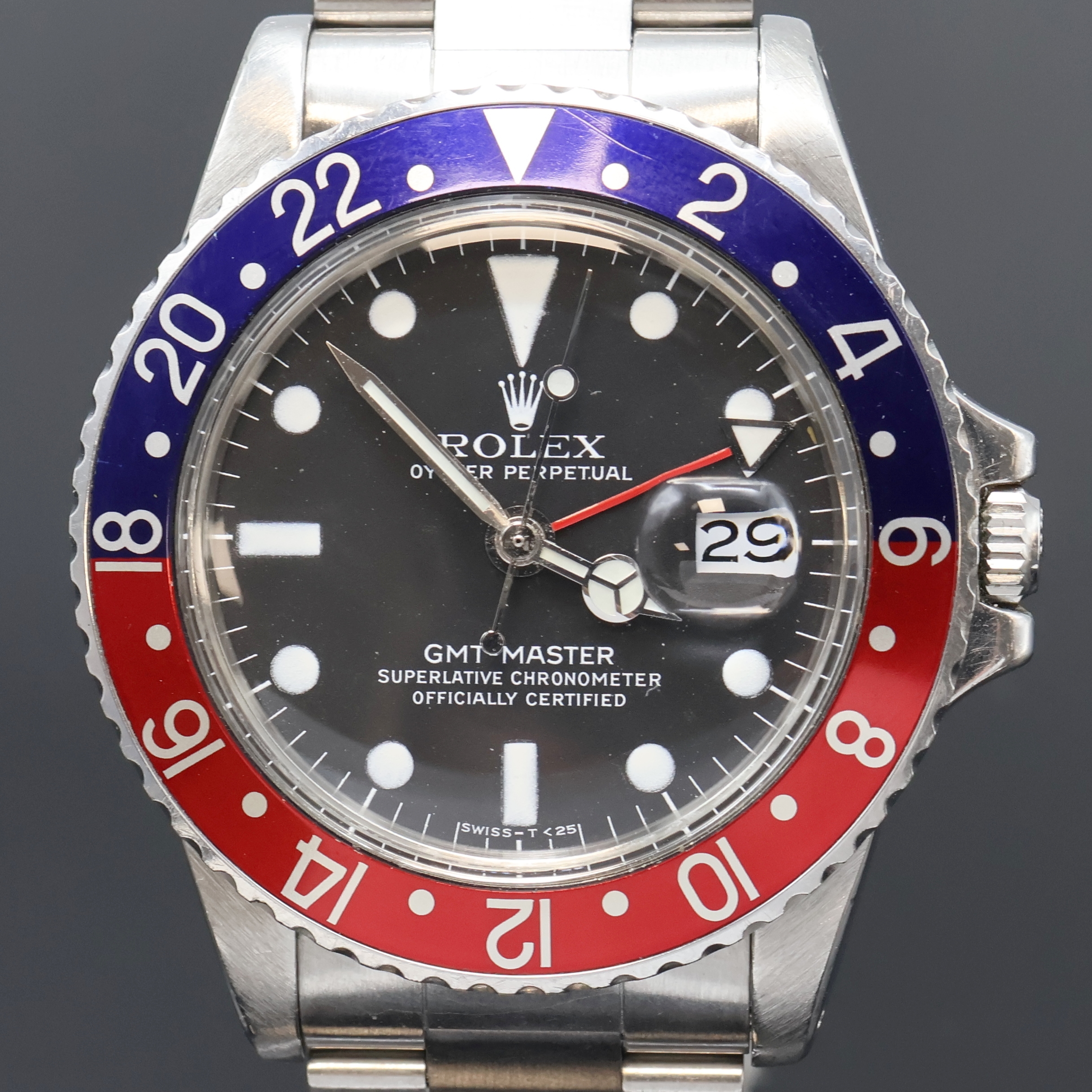 Detail a: ROLEX Oyster Perpetual GMT-Master Herrenarmbanduhr Referenz 1675, Schweiz um 1977, Automatik, Chronometer der Superlative in Edelstahl inkl. ...