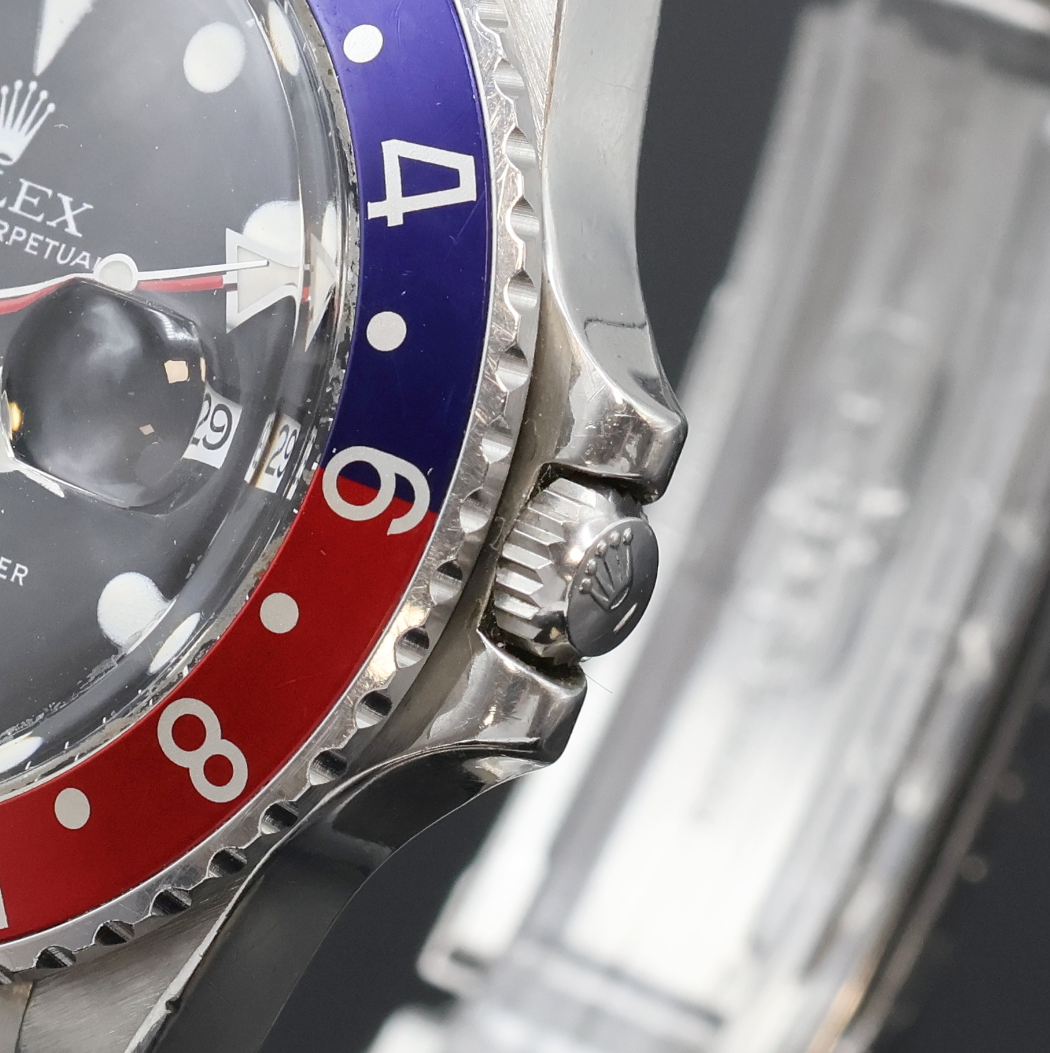 Detail b: ROLEX Oyster Perpetual GMT-Master Herrenarmbanduhr Referenz 1675, Schweiz um 1977, Automatik, Chronometer der Superlative in Edelstahl inkl. ...