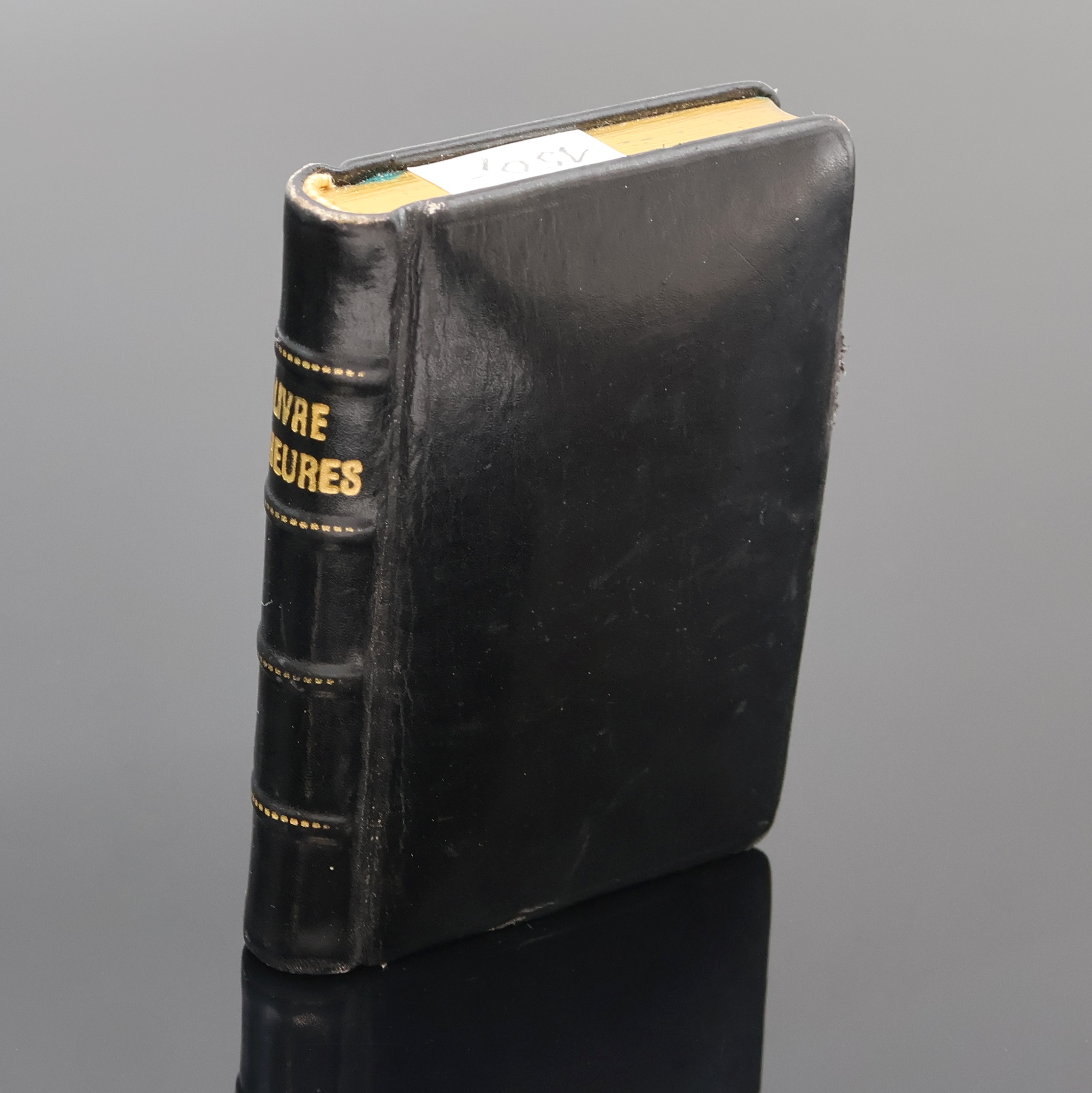 Detail b: REX Reisewecker in Hülle in Form eines Buches, Schweiz um 1960, Handaufzug, verg. Geh., Werk unter Staubschutz, silb. guill. Zifferbl. m. gold. ...