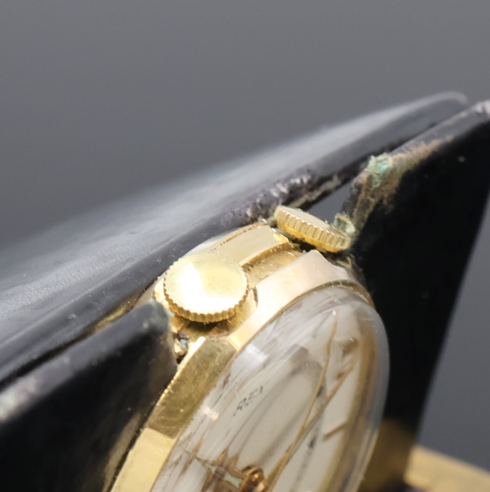 Detail d: REX Reisewecker in Hülle in Form eines Buches, Schweiz um 1960, Handaufzug, verg. Geh., Werk unter Staubschutz, silb. guill. Zifferbl. m. gold. ...