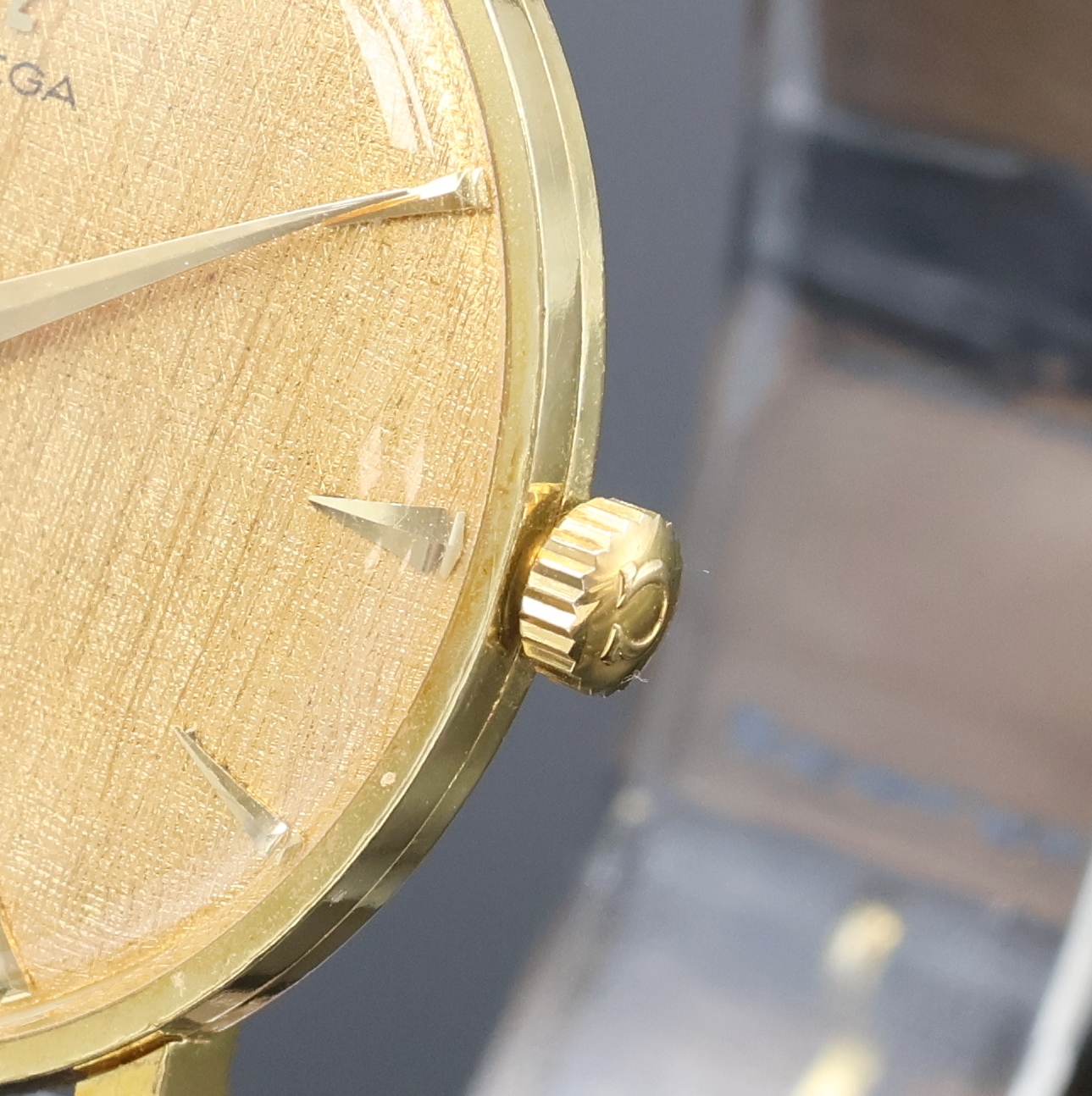 Detail b: OMEGA Armbanduhr in GG 750/000 Referenz 14372, Schweiz um 1960, Handaufzug, Boden aufgedr., strukt. goldfarb. Zifferbl. m. gold. Std.-Ind. u. Zeiger, ...