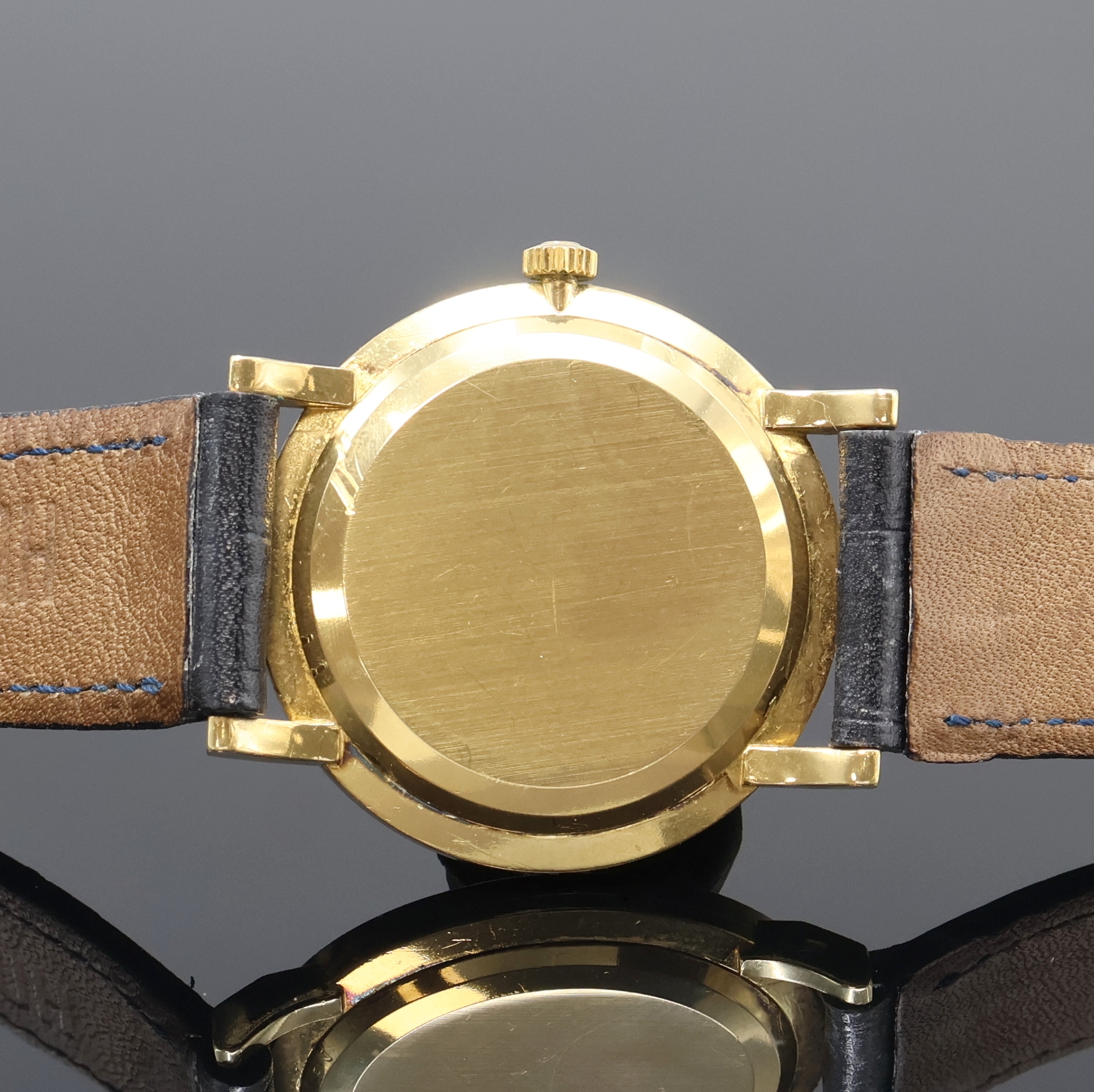 Detail c: OMEGA Armbanduhr in GG 750/000 Referenz 14372, Schweiz um 1960, Handaufzug, Boden aufgedr., strukt. goldfarb. Zifferbl. m. gold. Std.-Ind. u. Zeiger, ...