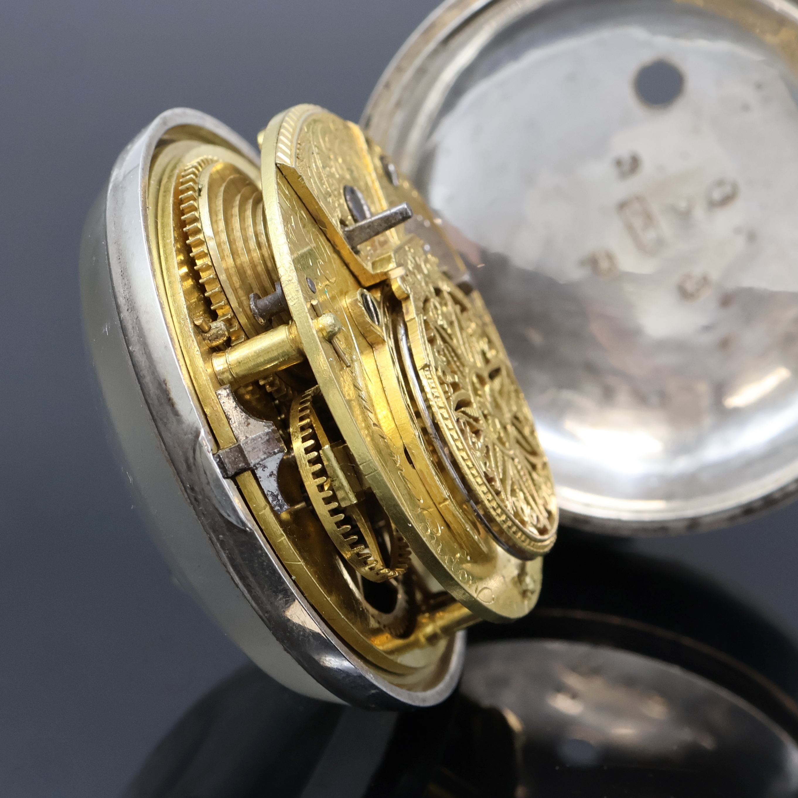 Detail d: GRAHAM LONDON und TRUEMAN 2 offene Spindeltaschenuhren in Silber, England um 1820, glatte Gehäuse dell., 1x m. Übergeh., Emailzifferblätter ...