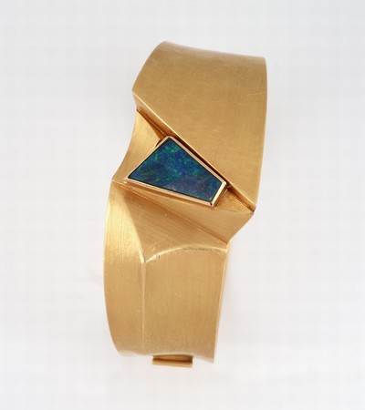 27061411a - 18 kt Gold Opal-Armreif, GG 750/000, abstraktes Design, Hammerschlag, Opaldoublette, ...
