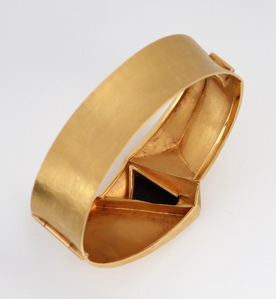 27061411b - 18 kt Gold Opal-Armreif, GG 750/000, abstraktes Design, Hammerschlag, Opaldoublette, ...