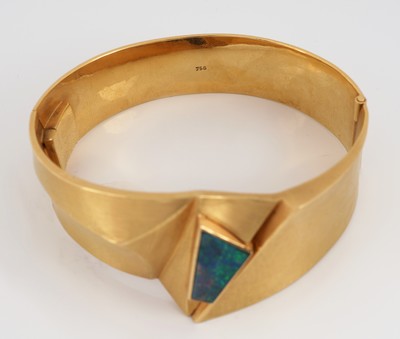 27061411c - 18 kt Gold Opal-Armreif, GG 750/000, abstraktes Design, Hammerschlag, Opaldoublette, ...