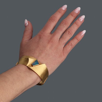 27061411e - 18 kt Gold Opal-Armreif, GG 750/000, abstraktes Design, Hammerschlag, Opaldoublette, ...