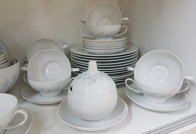 27061456d - Speiseservice, Rosenthal, Modell Lotus mit grauem floralen Dekor, Entwurf Björn ...