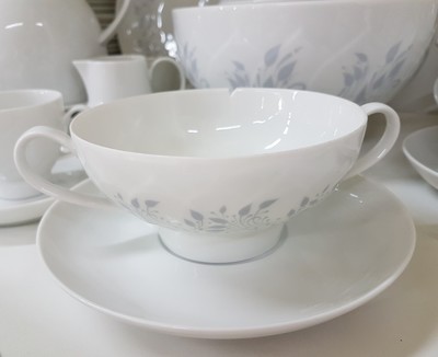 27061456e - Speiseservice, Rosenthal, Modell Lotus mit grauem floralen Dekor, Entwurf Björn ...