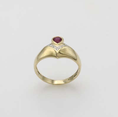 27061463a - Ring mit Rubin und Brillanten, GG 585/000, tropfenförmiger Rubin, Brill. v-förmig gef. ...