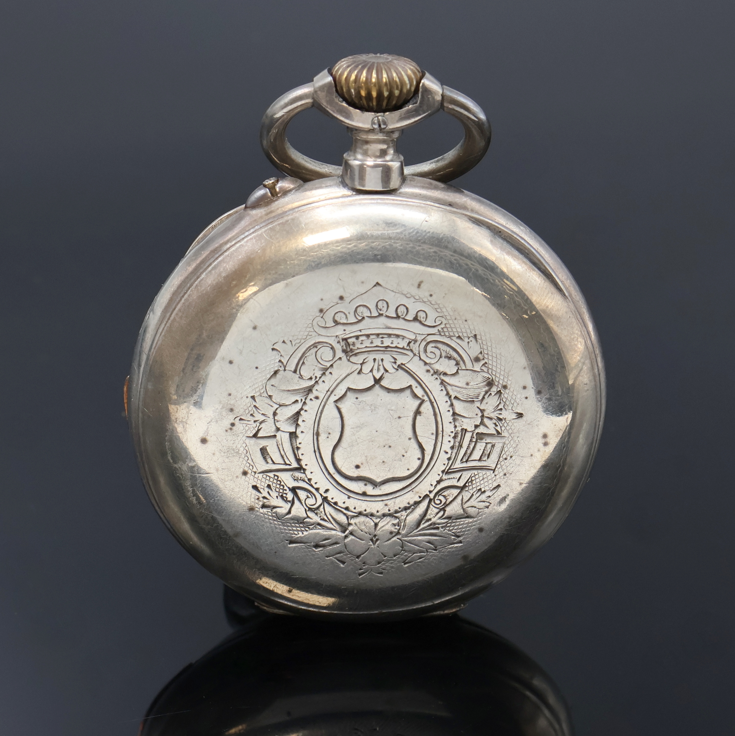 Detail b: Offene Taschenuhr mit 1/4-Repetition im späteren Silbergehäuse, Schweiz um 1910, guill. Geh. berieben/dell., Scharniere zu rep., späteres ...