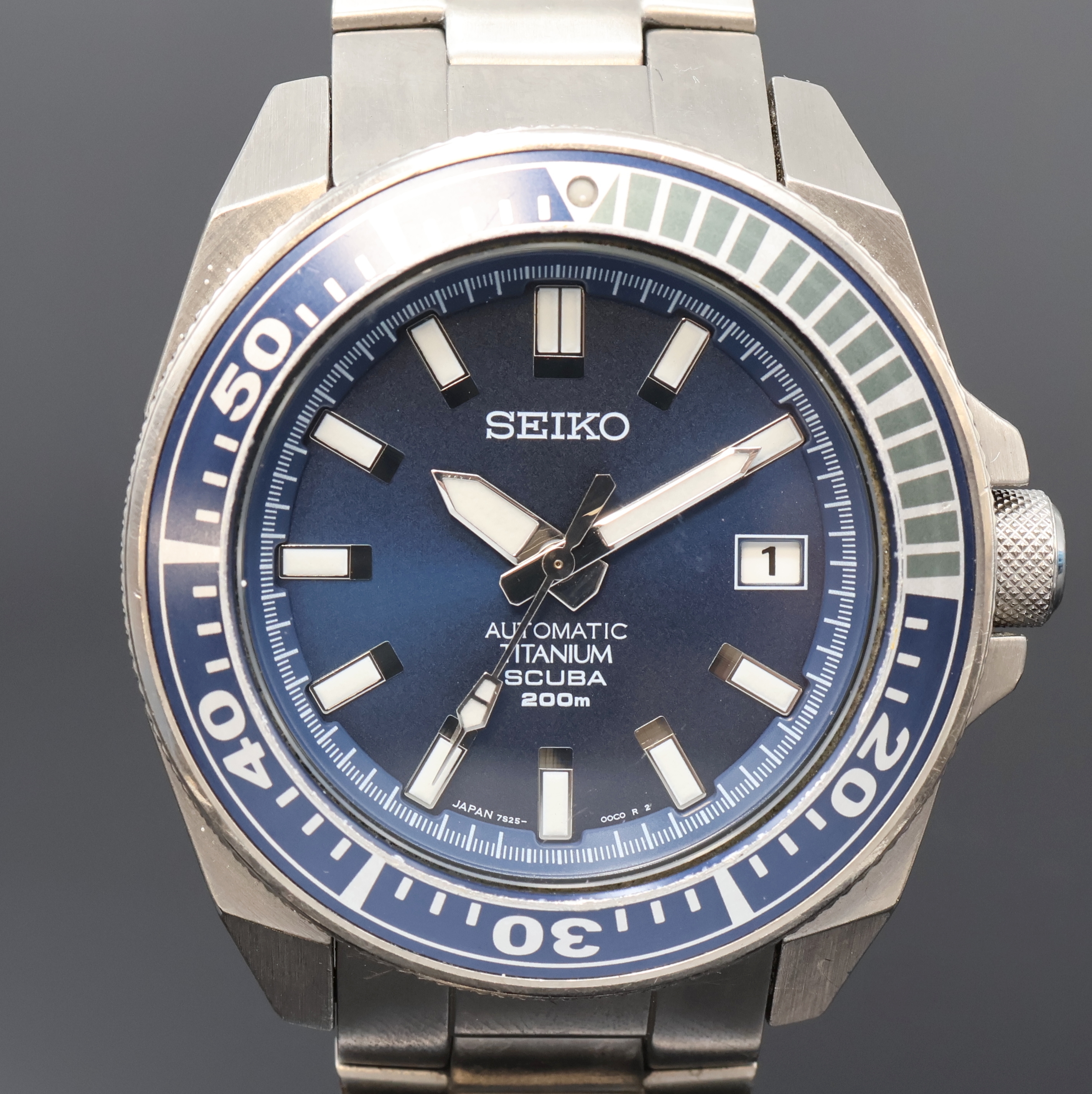 Detail a: SEIKO Scuba Herrenarmbanduhr in Titan Referenz 7S25-00D0, Japan um 2010, Automatik, orig. Titanband m. Faltschl., Boden u. Krone verschr., Lünette ...