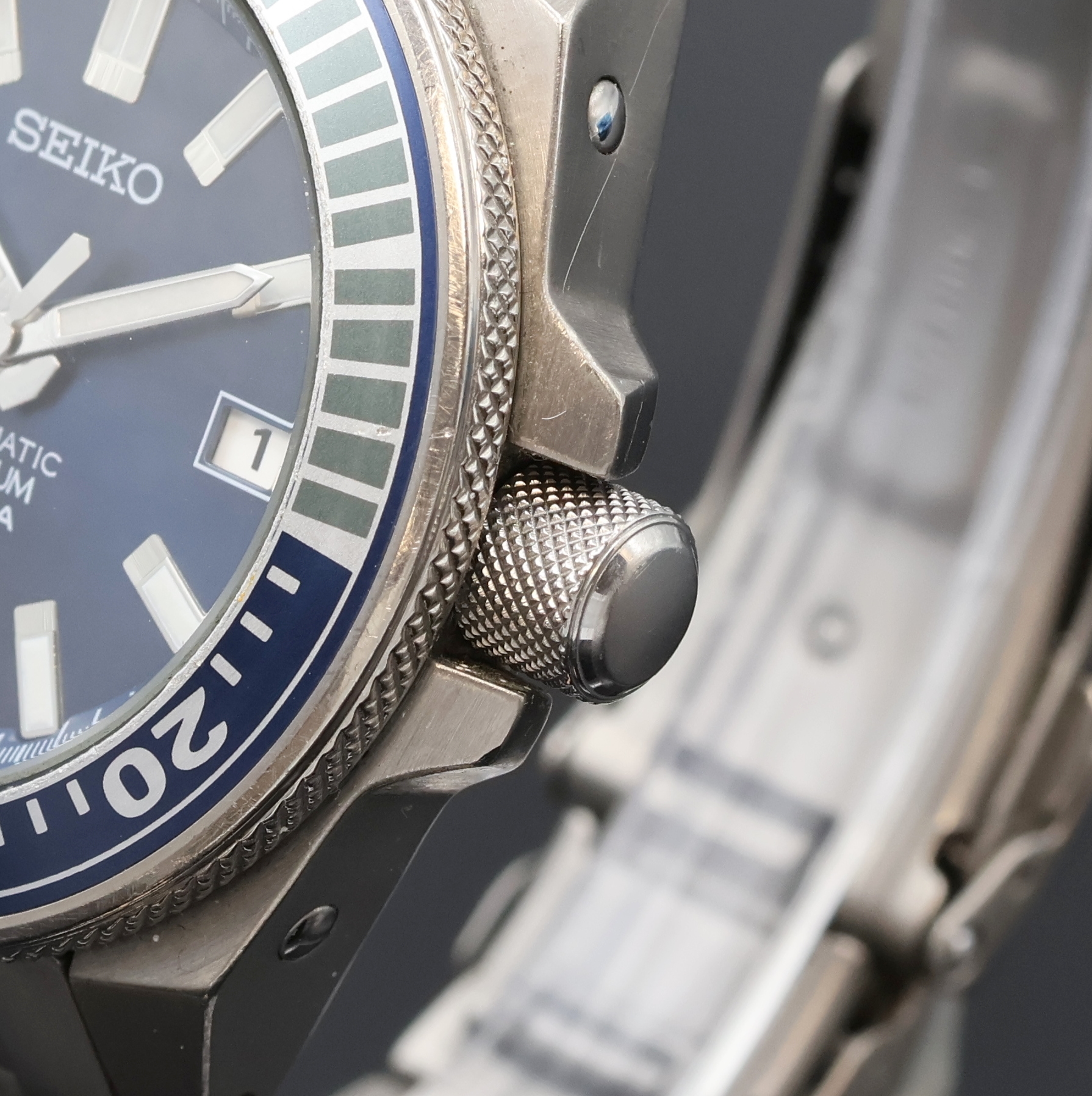 Detail b: SEIKO Scuba Herrenarmbanduhr in Titan Referenz 7S25-00D0, Japan um 2010, Automatik, orig. Titanband m. Faltschl., Boden u. Krone verschr., Lünette ...
