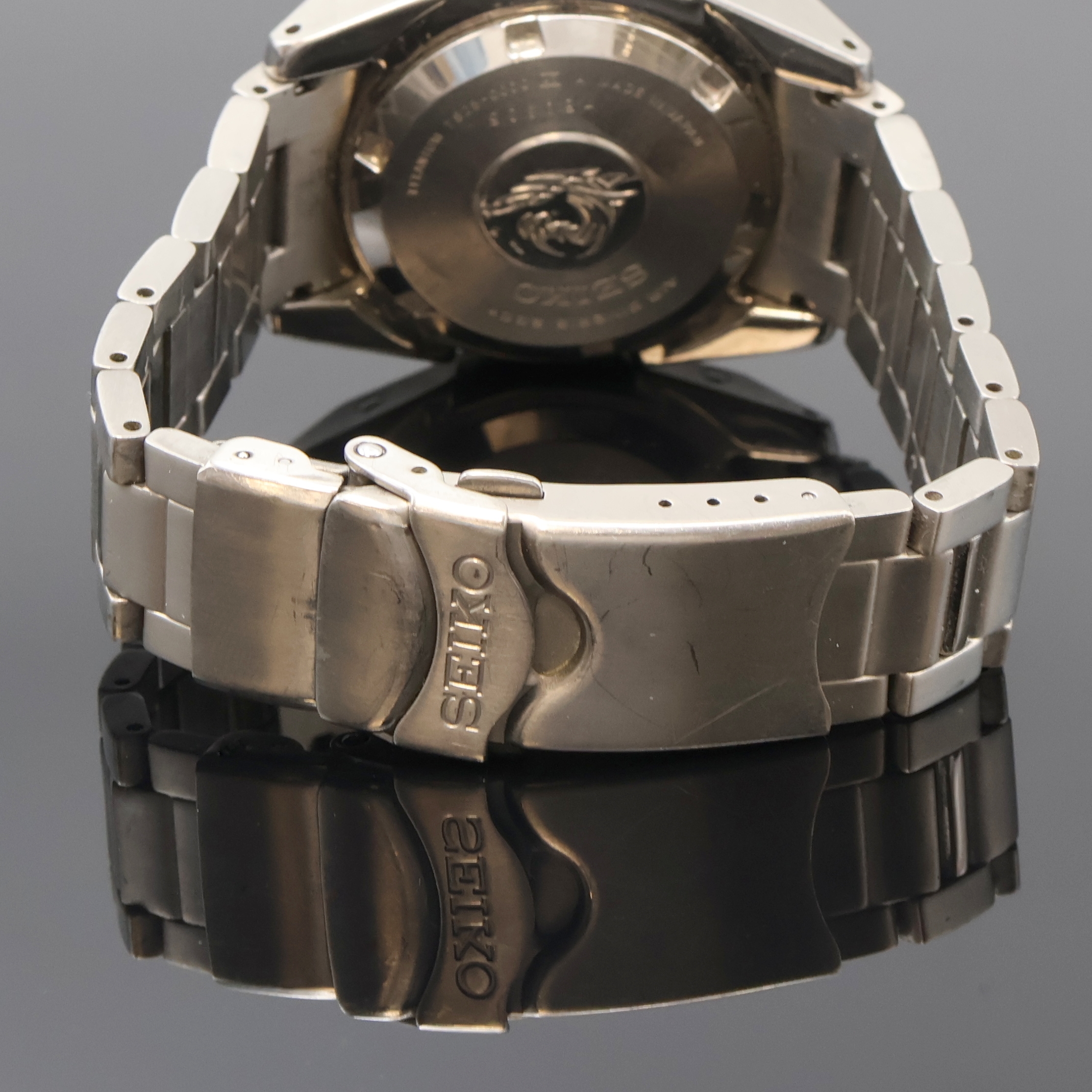 Detail c: SEIKO Scuba Herrenarmbanduhr in Titan Referenz 7S25-00D0, Japan um 2010, Automatik, orig. Titanband m. Faltschl., Boden u. Krone verschr., Lünette ...