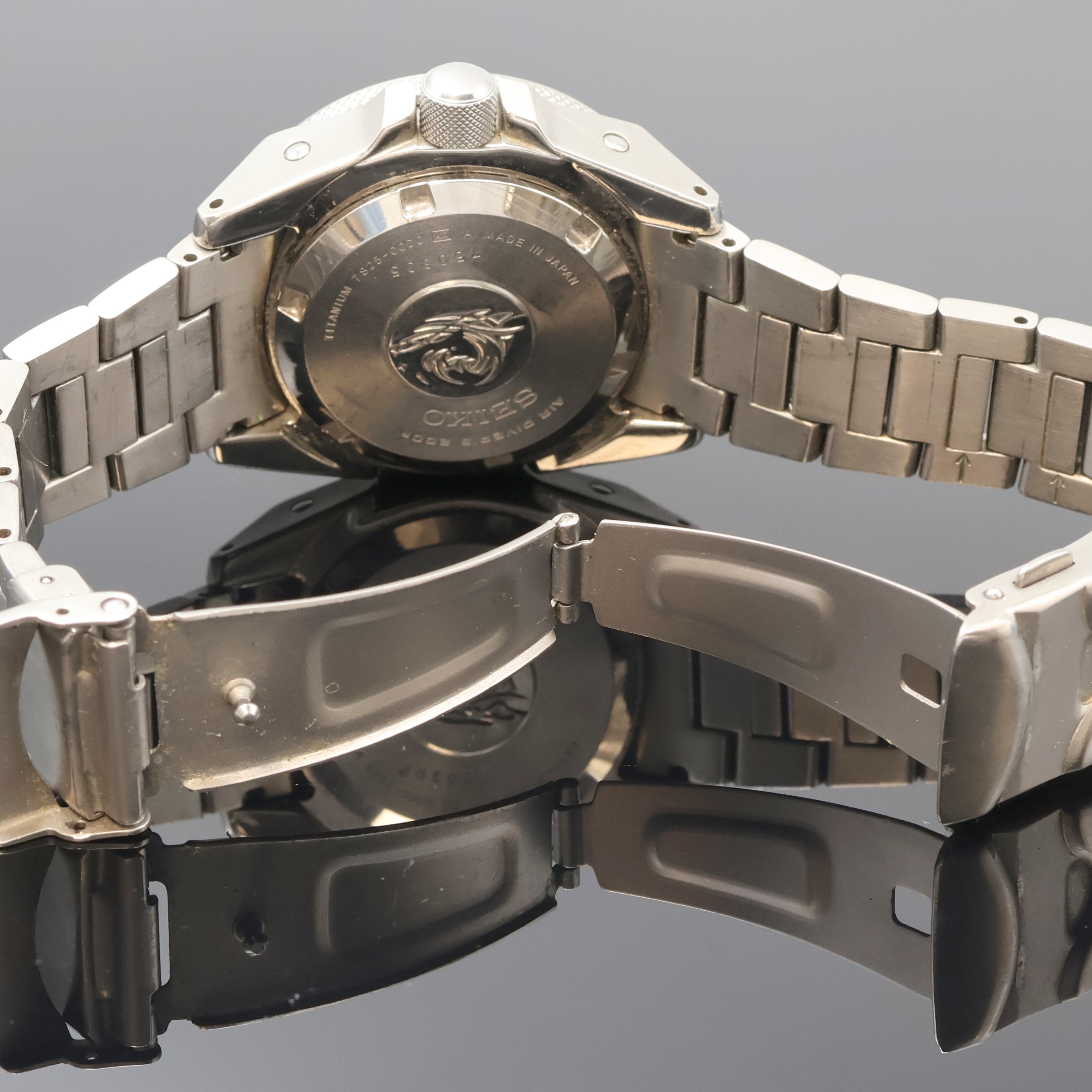 Detail d: SEIKO Scuba Herrenarmbanduhr in Titan Referenz 7S25-00D0, Japan um 2010, Automatik, orig. Titanband m. Faltschl., Boden u. Krone verschr., Lünette ...