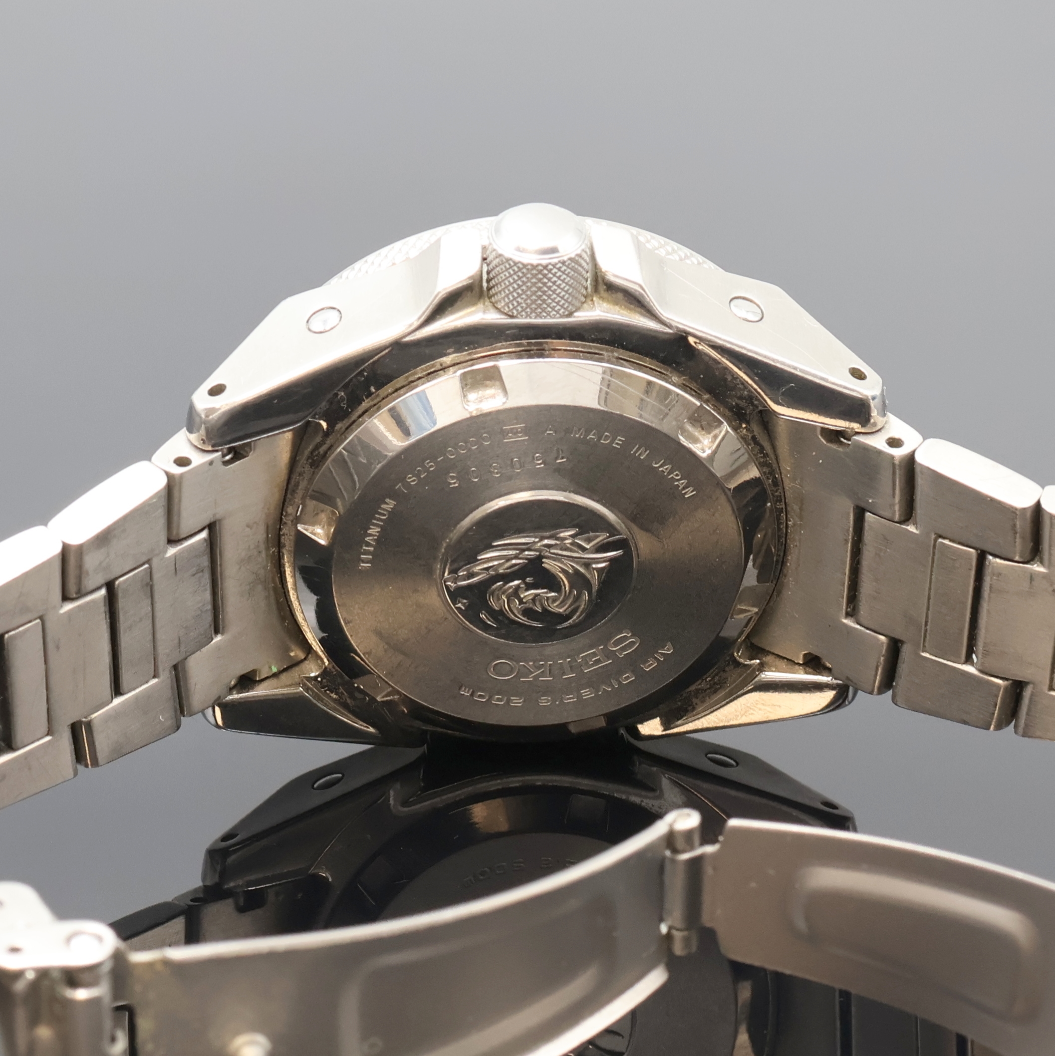 Detail e: SEIKO Scuba Herrenarmbanduhr in Titan Referenz 7S25-00D0, Japan um 2010, Automatik, orig. Titanband m. Faltschl., Boden u. Krone verschr., Lünette ...