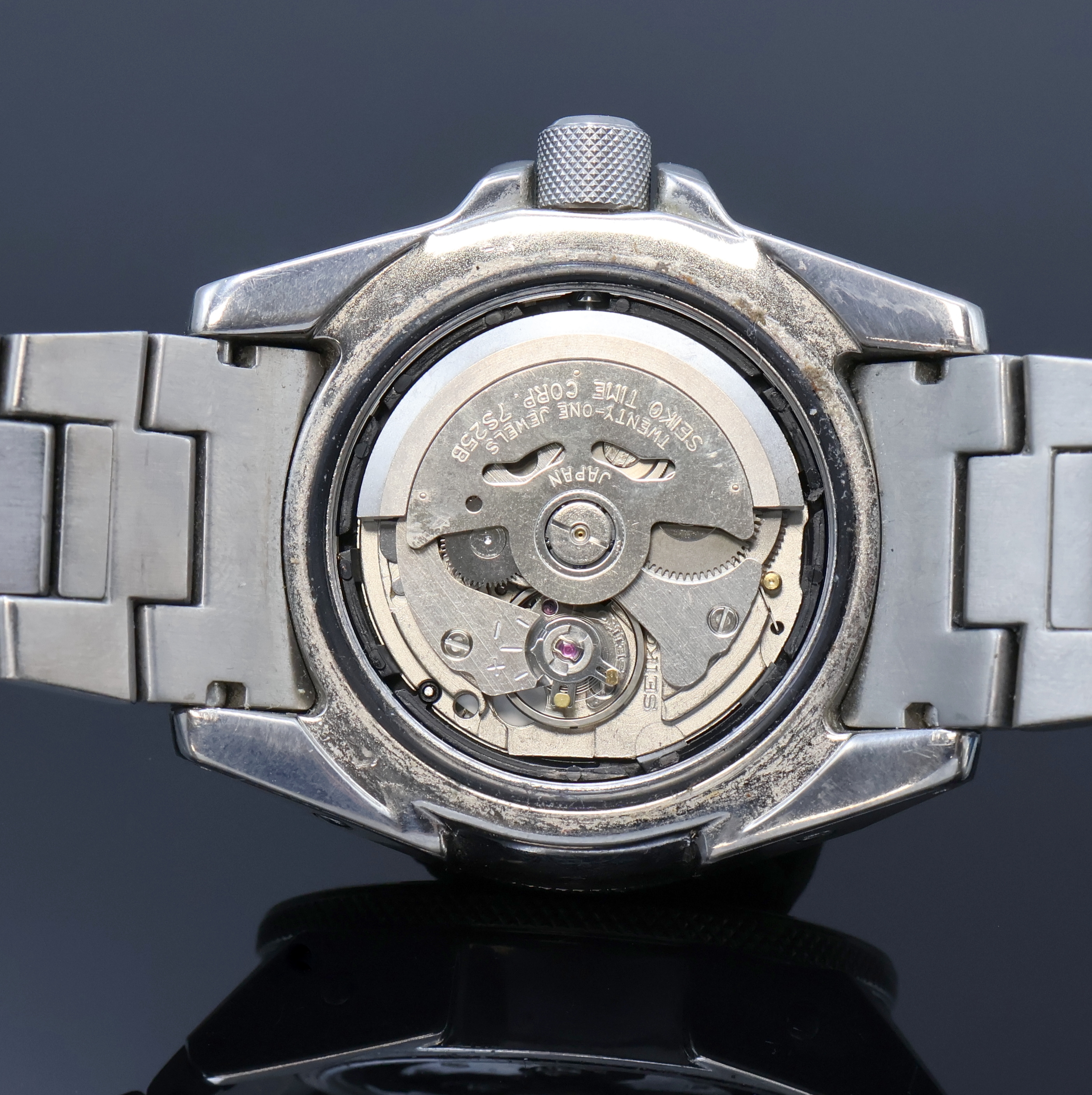 Detail f: SEIKO Scuba Herrenarmbanduhr in Titan Referenz 7S25-00D0, Japan um 2010, Automatik, orig. Titanband m. Faltschl., Boden u. Krone verschr., Lünette ...