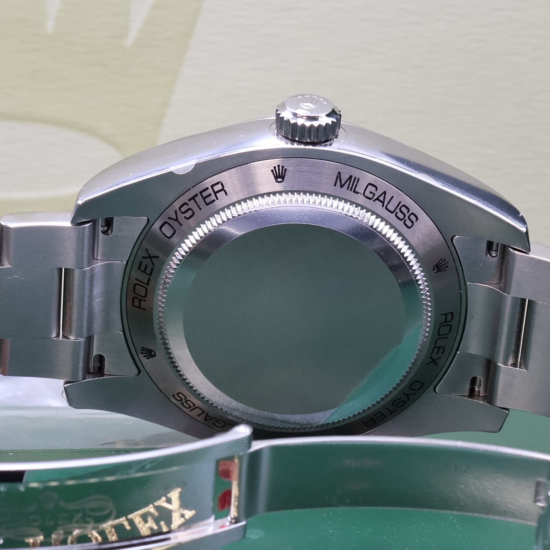 Detail e: ROLEX Oyster Perpetual Milgauss Herrenarmbanduhr Referenz 116400, Schweiz um 2008, Automatik, Chronometer der Superlative in Edelstahl inkl. orig. ...