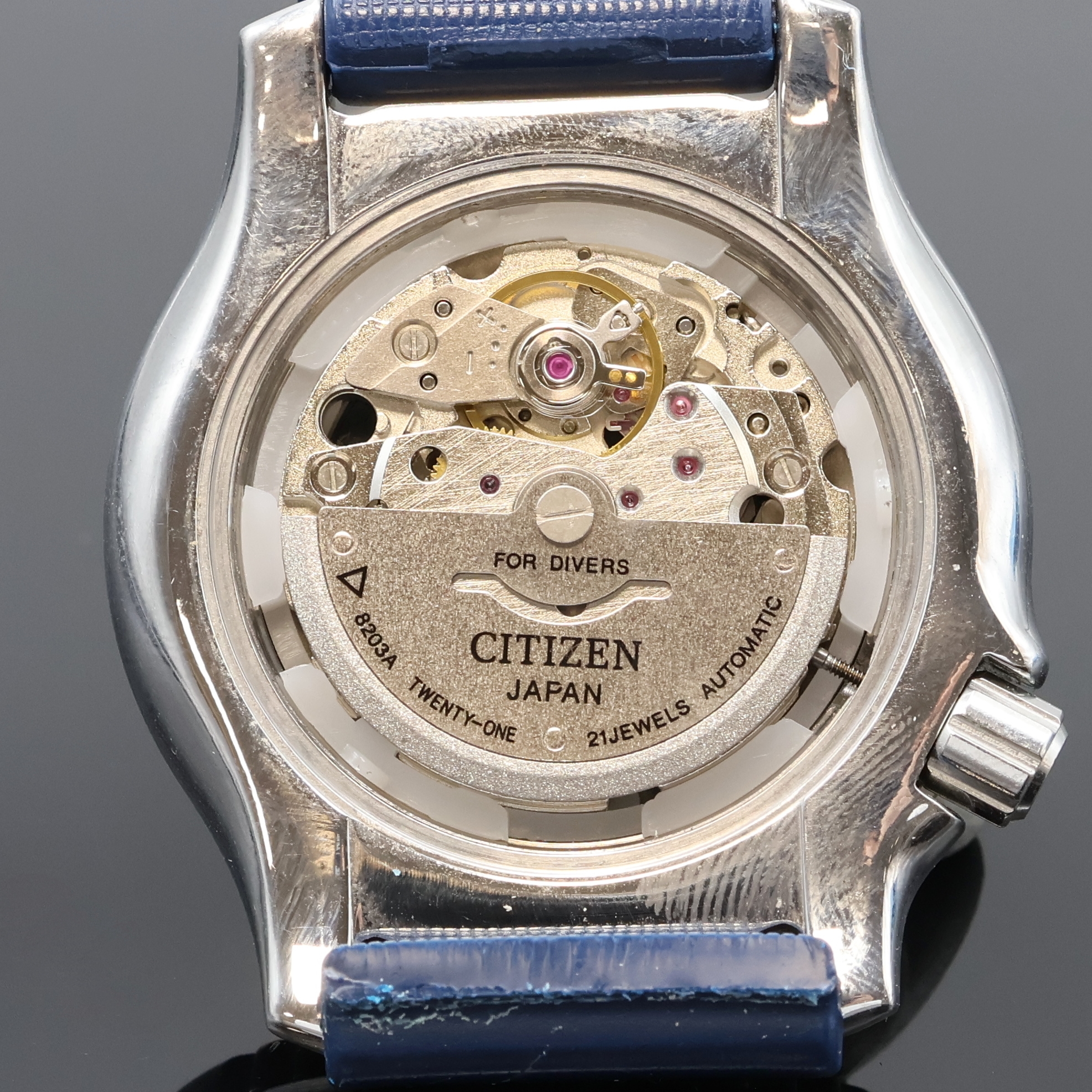 Detail d: CITIZEN Divers Promaster Herrenarmbanduhr Referenz 8203-824393, Japan um 1980, Automatik, Boden u. Krone verschr., Lünette m. 60er Teilung eins. ...