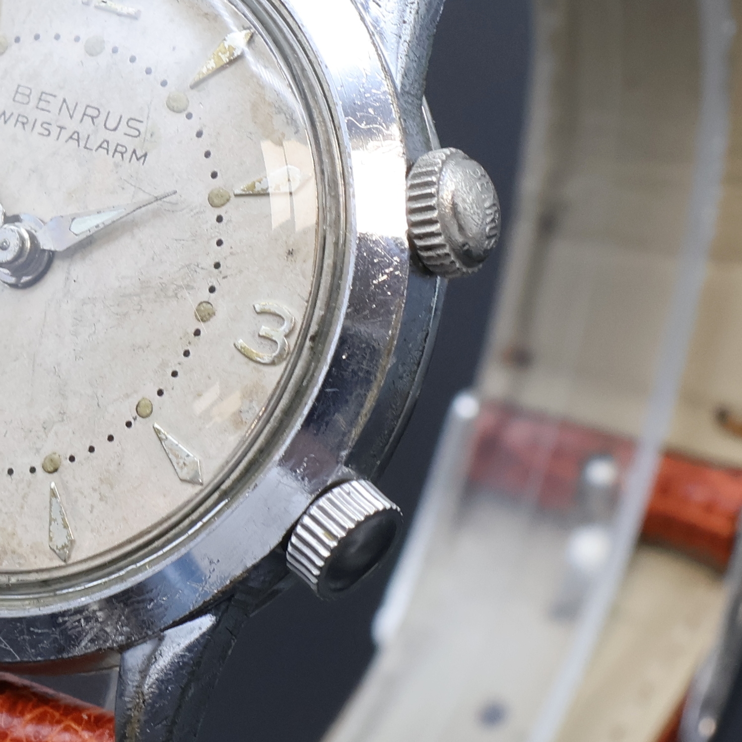 Detail b: BENRUS Armbandwecker, Schweiz um 1960, Handaufzug, verchr. Geh., Krone b. 2 f. Weckzeit, Krone b. 4 f. Zeigerstellung u. Aufzug, silb. Zifferbl. ...