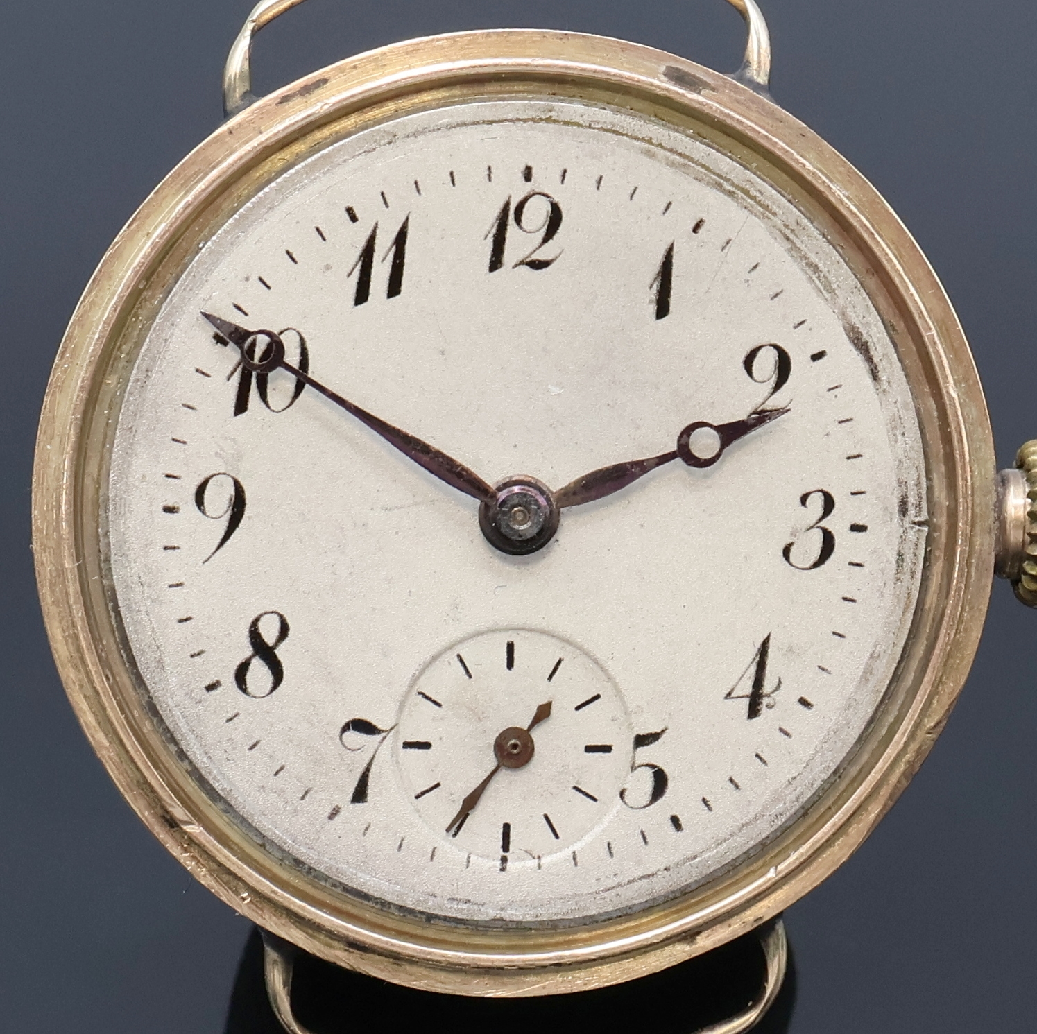Detail a: OMEGA frühe Armbanduhr in RG 375/000 Dennison Gehäuse, Schweiz um 1925, Geh. dell., Scharnierboden, silb. Zifferbl. fl., arab. Zahlen, gebl. Zeiger ...