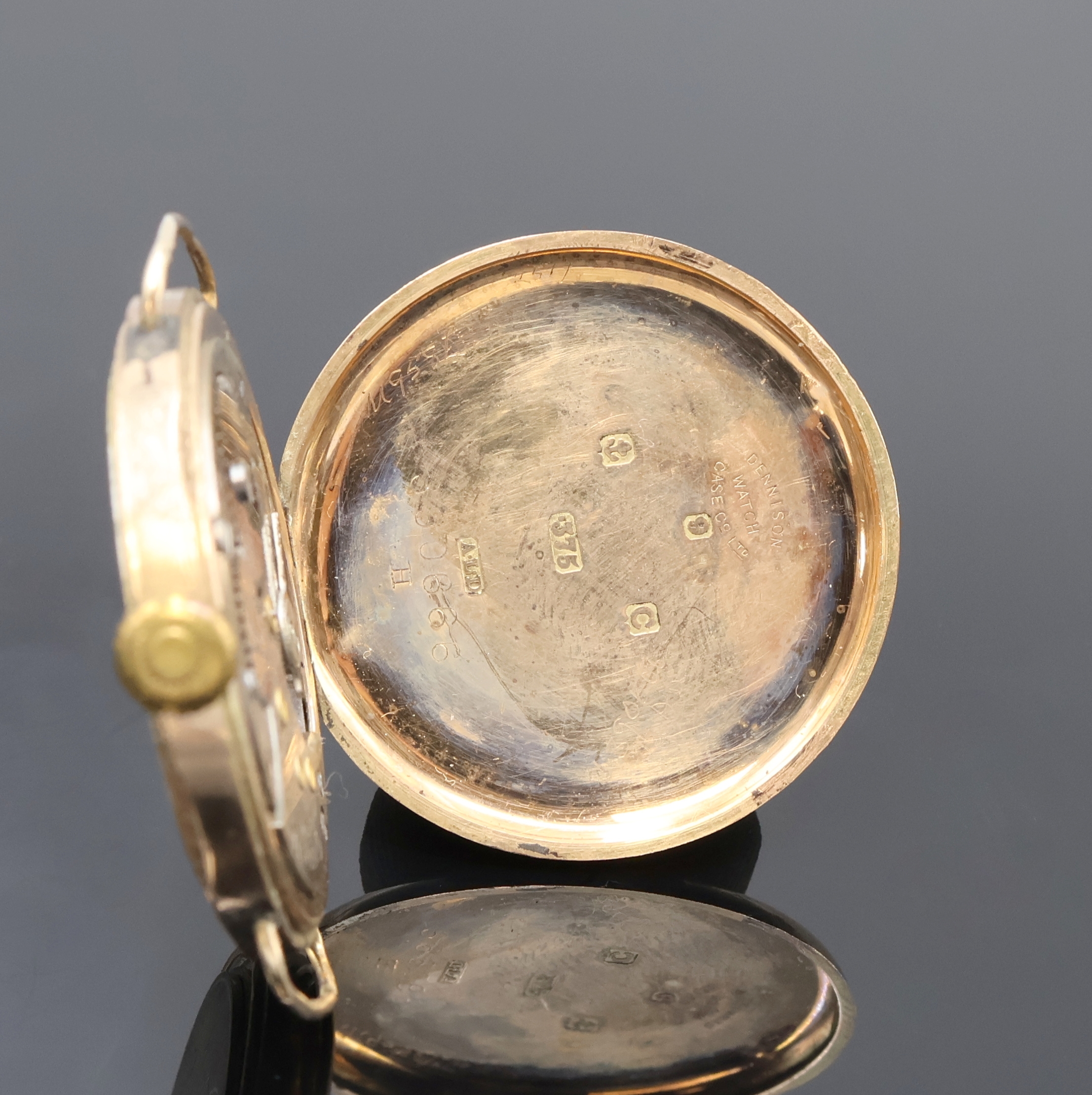 Detail b: OMEGA frühe Armbanduhr in RG 375/000 Dennison Gehäuse, Schweiz um 1925, Geh. dell., Scharnierboden, silb. Zifferbl. fl., arab. Zahlen, gebl. Zeiger ...