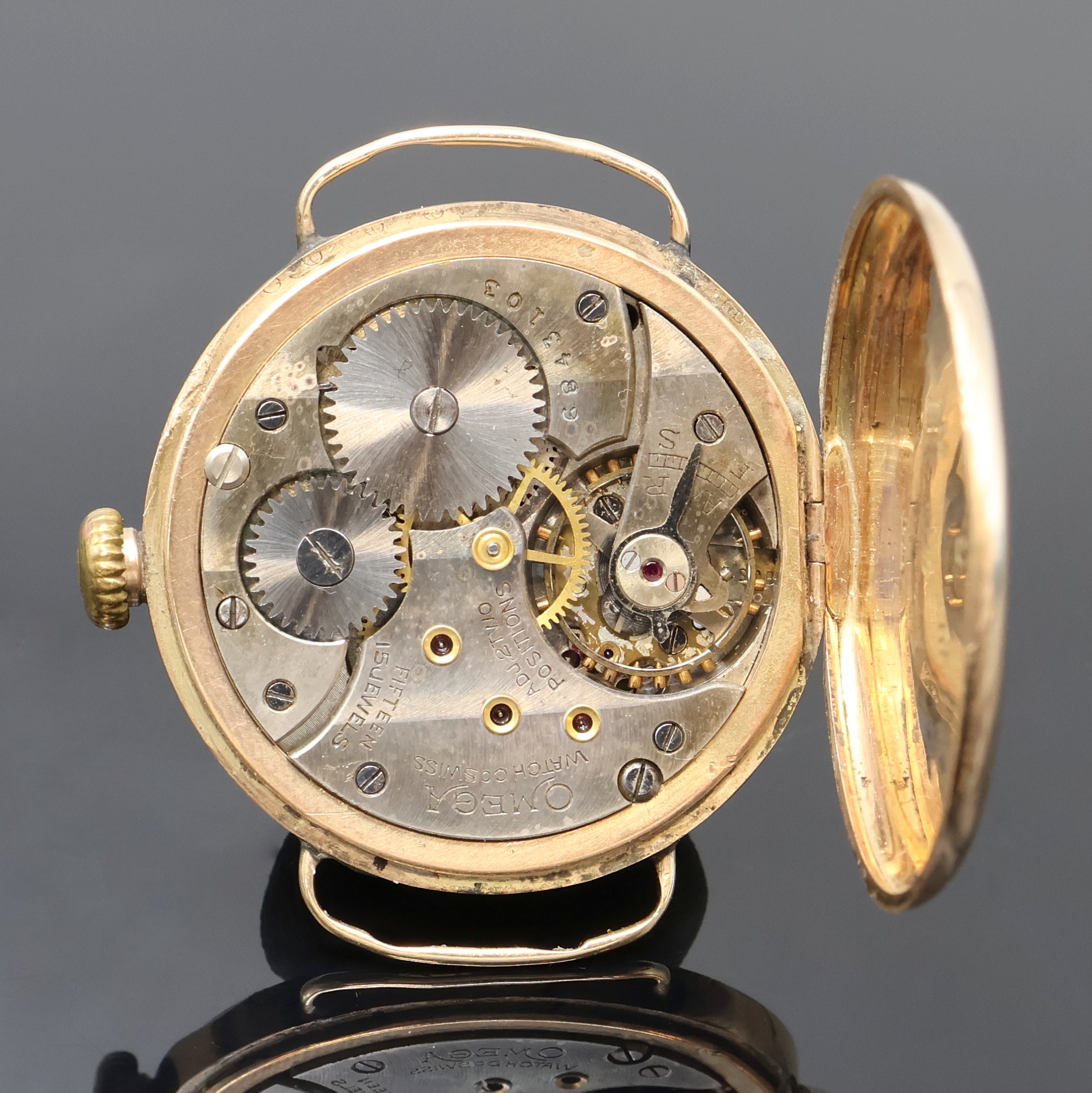 Detail c: OMEGA frühe Armbanduhr in RG 375/000 Dennison Gehäuse, Schweiz um 1925, Geh. dell., Scharnierboden, silb. Zifferbl. fl., arab. Zahlen, gebl. Zeiger ...