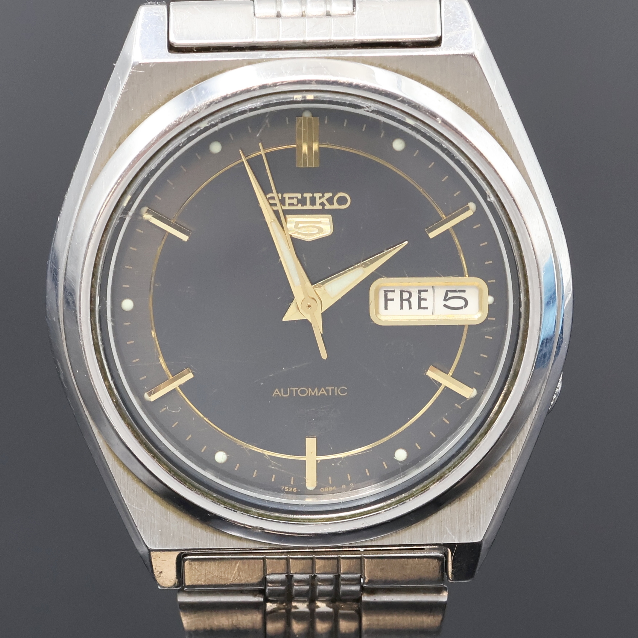 Detail b: SEIKO 5 Sports 2 Armbanduhren in Stahl Referenz 7S26-8760 und 7009-3040, Japan 1990er Jahre, Automatik, Böden verschr., 1x orig. Gliederband m. ...
