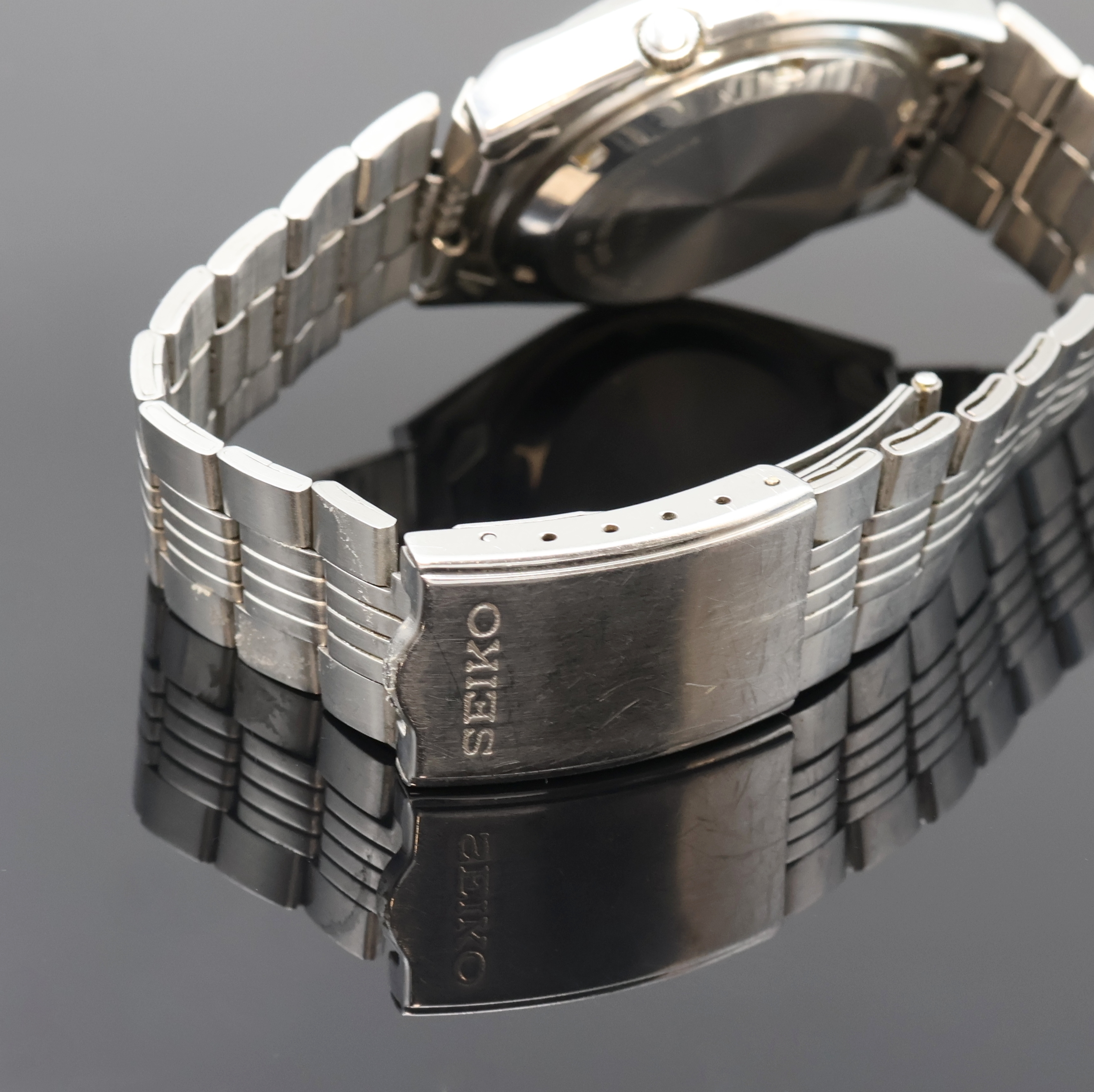 Detail d: SEIKO 5 Sports 2 Armbanduhren in Stahl Referenz 7S26-8760 und 7009-3040, Japan 1990er Jahre, Automatik, Böden verschr., 1x orig. Gliederband m. ...