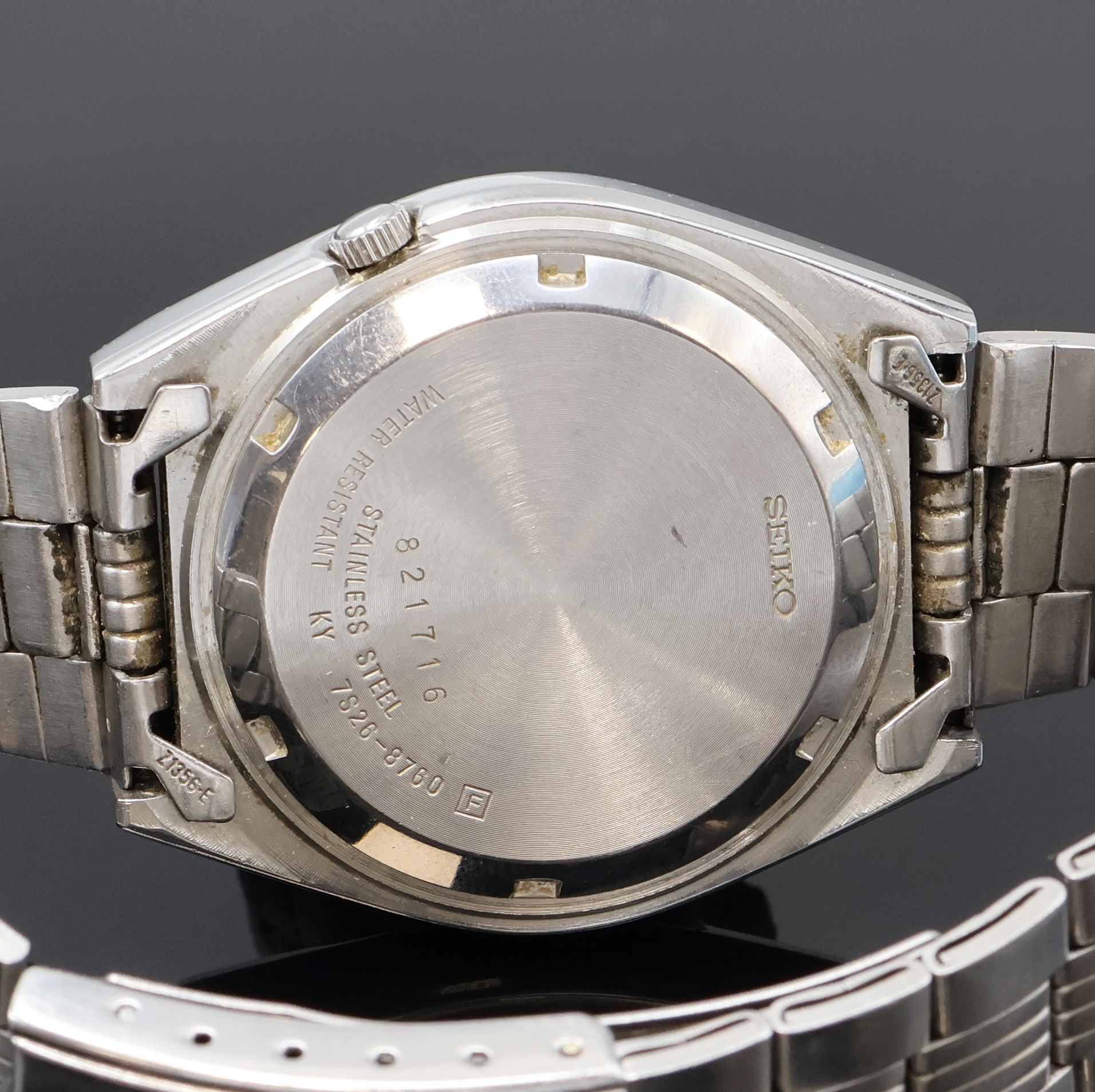 Detail e: SEIKO 5 Sports 2 Armbanduhren in Stahl Referenz 7S26-8760 und 7009-3040, Japan 1990er Jahre, Automatik, Böden verschr., 1x orig. Gliederband m. ...