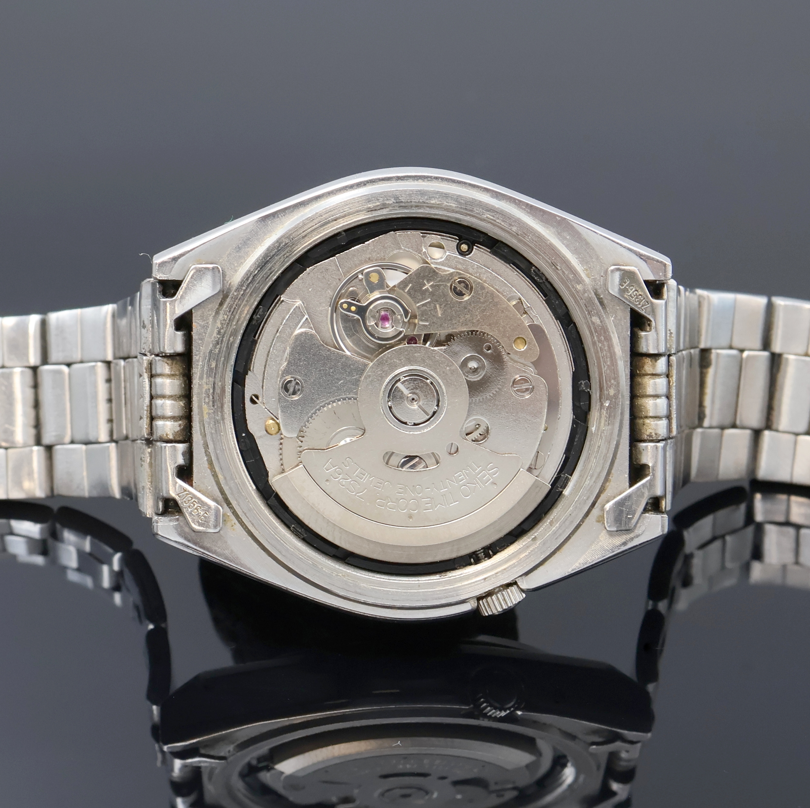 Detail g: SEIKO 5 Sports 2 Armbanduhren in Stahl Referenz 7S26-8760 und 7009-3040, Japan 1990er Jahre, Automatik, Böden verschr., 1x orig. Gliederband m. ...
