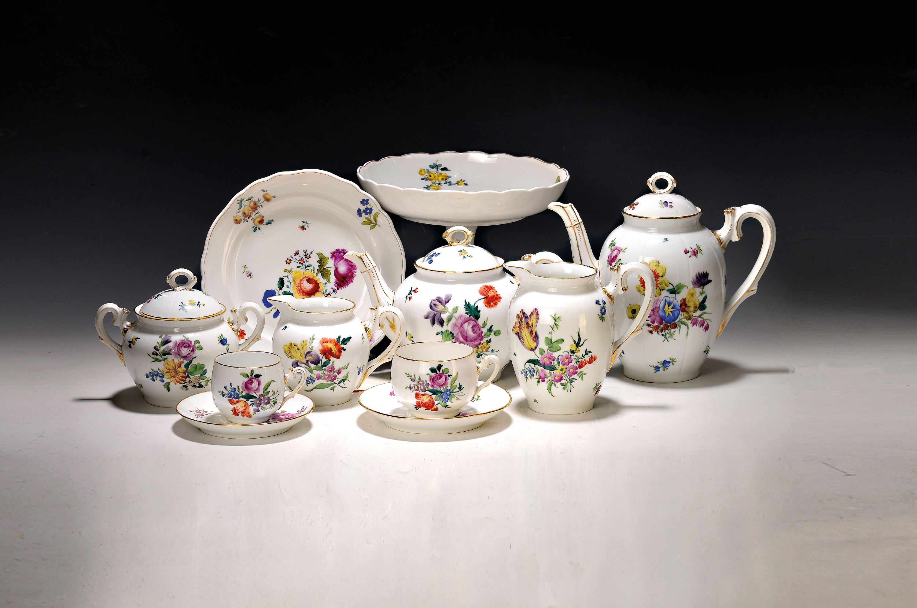 Image 27061580 - Kaffee- und Teeservice, Ungvarer Tata Ungarn, um 1910, Porzellan, verschiedener bunter ...