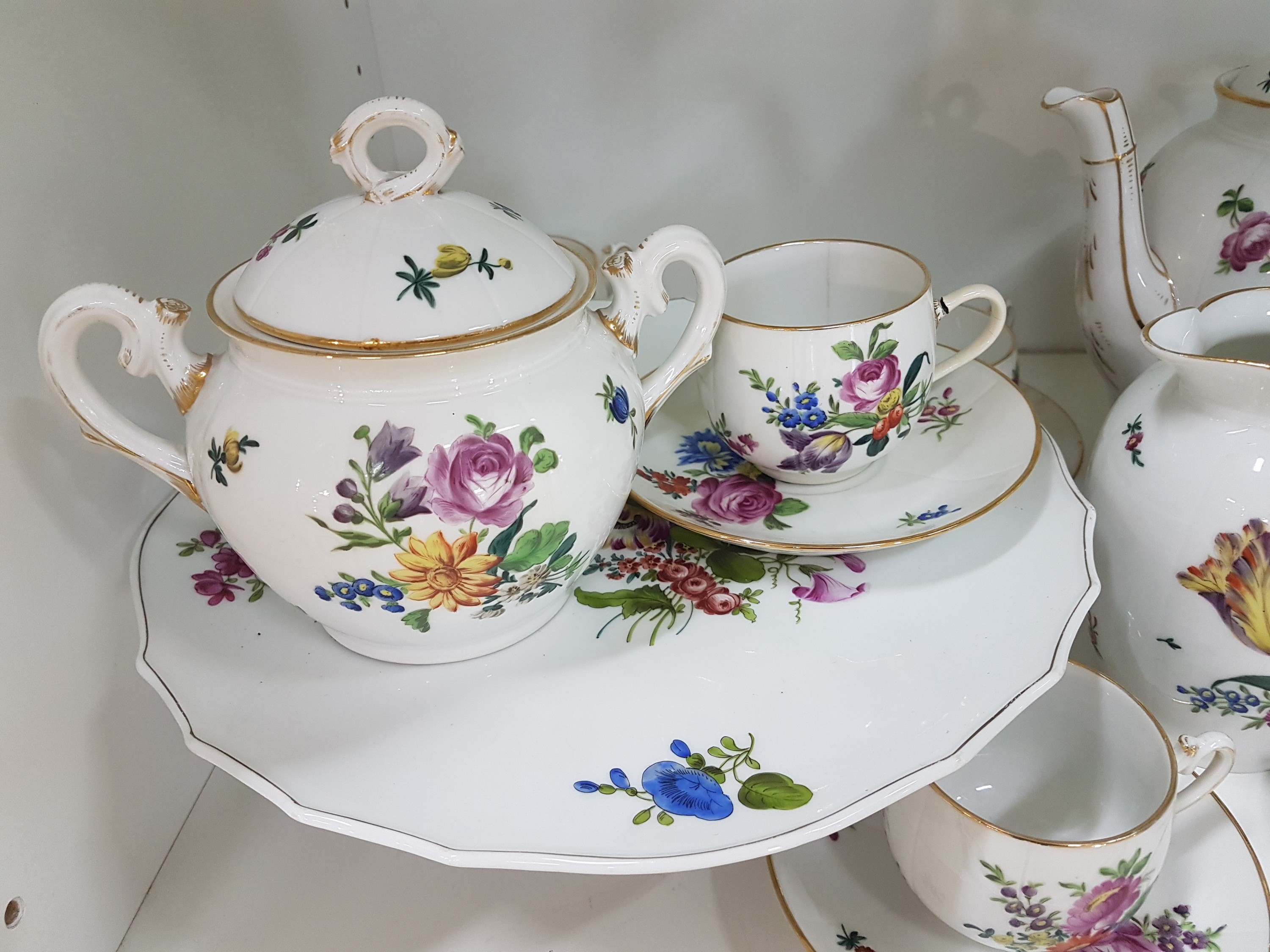 Detail a: Kaffee- und Teeservice, Ungvarer Tata Ungarn, um 1910, Porzellan, verschiedener bunter Blumendekor, Goldränder teils berieben, Kaffeekanne, ...