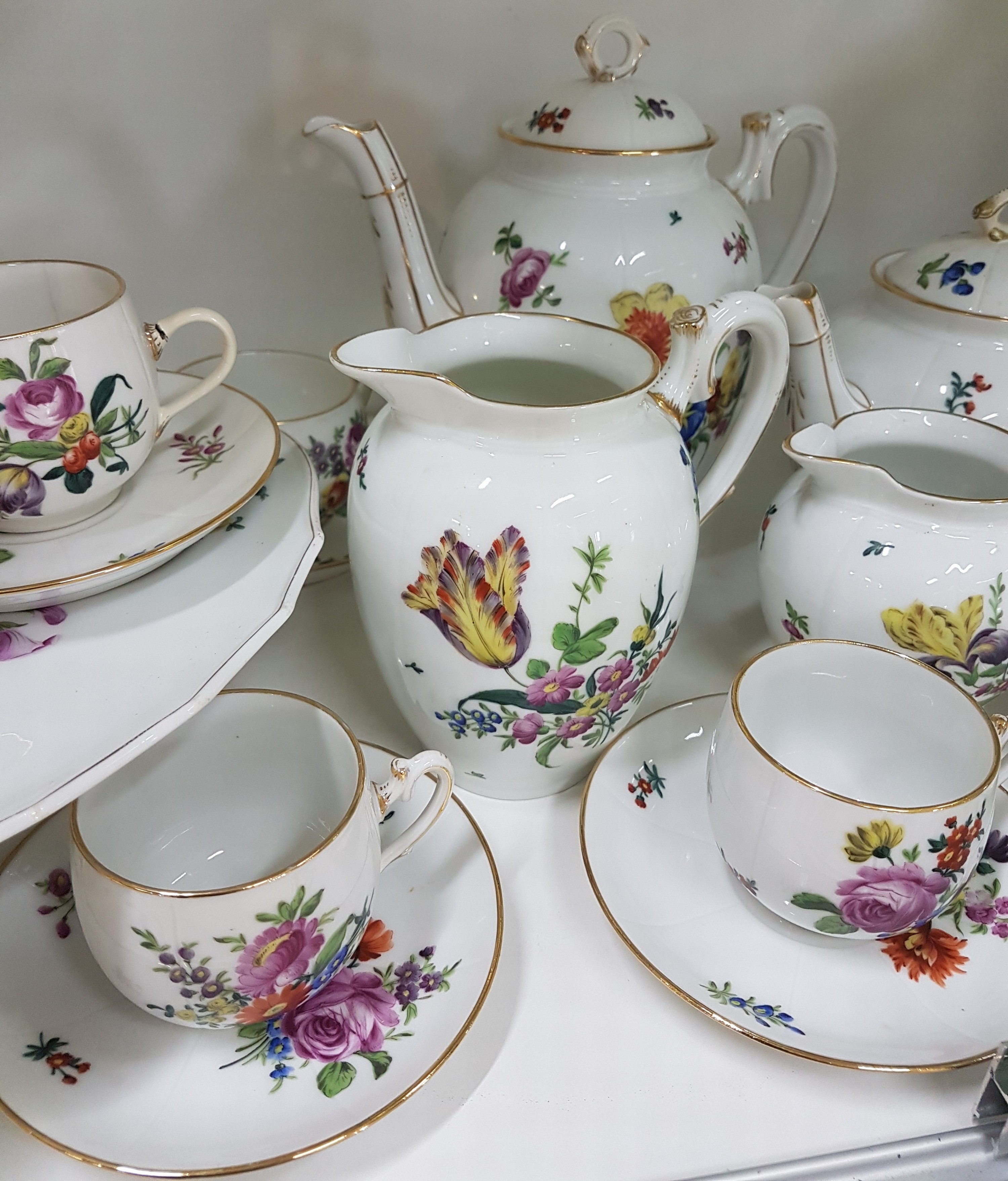 Detail b: Kaffee- und Teeservice, Ungvarer Tata Ungarn, um 1910, Porzellan, verschiedener bunter Blumendekor, Goldränder teils berieben, Kaffeekanne, ...